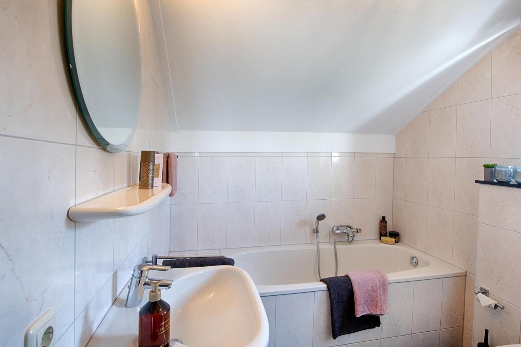 Three-Bedroom Holiday Home with Lake View photo 3
