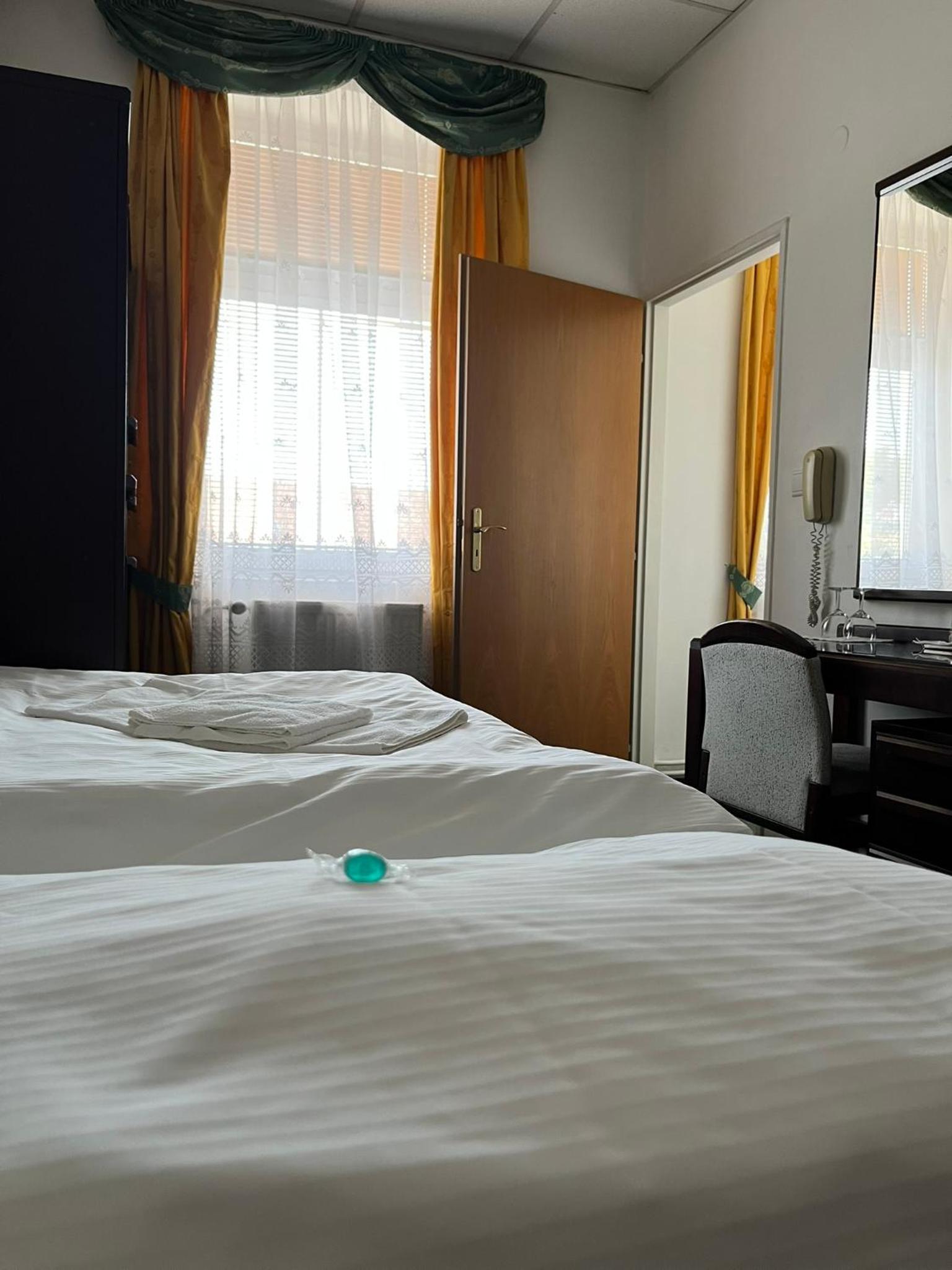 Double or Twin Room - Photo 4