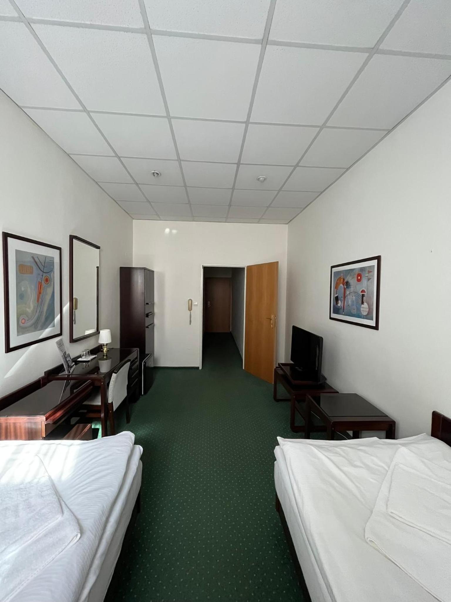 Double or Twin Room - Photo 3