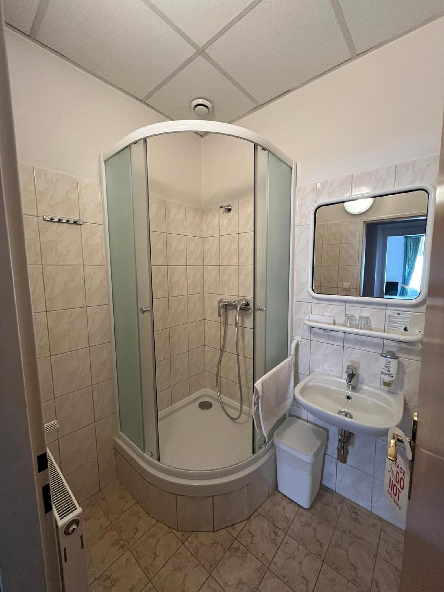 Double or Twin Room - Photo 6