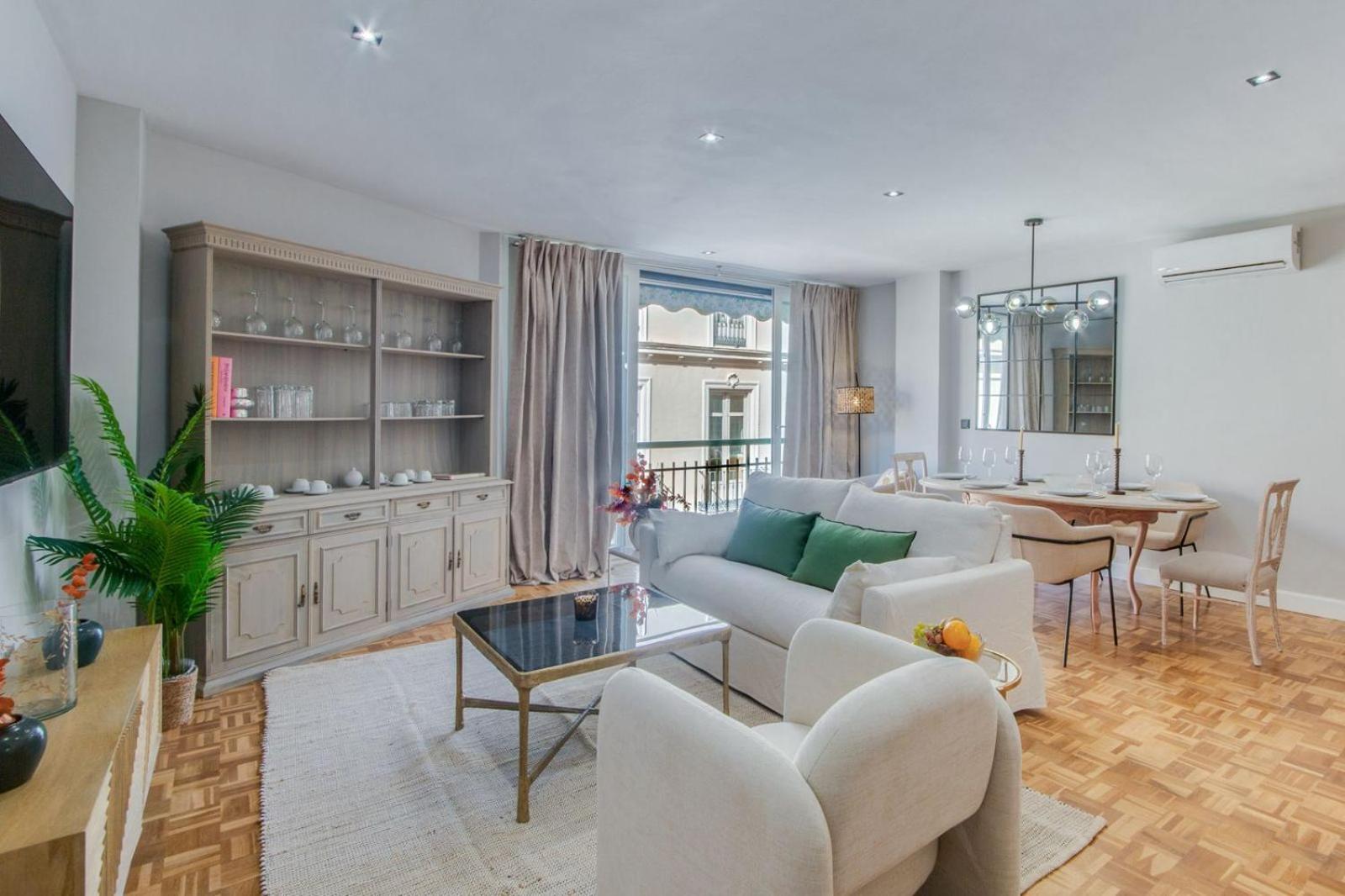 Apartamento de tres habitaciones con balcón
