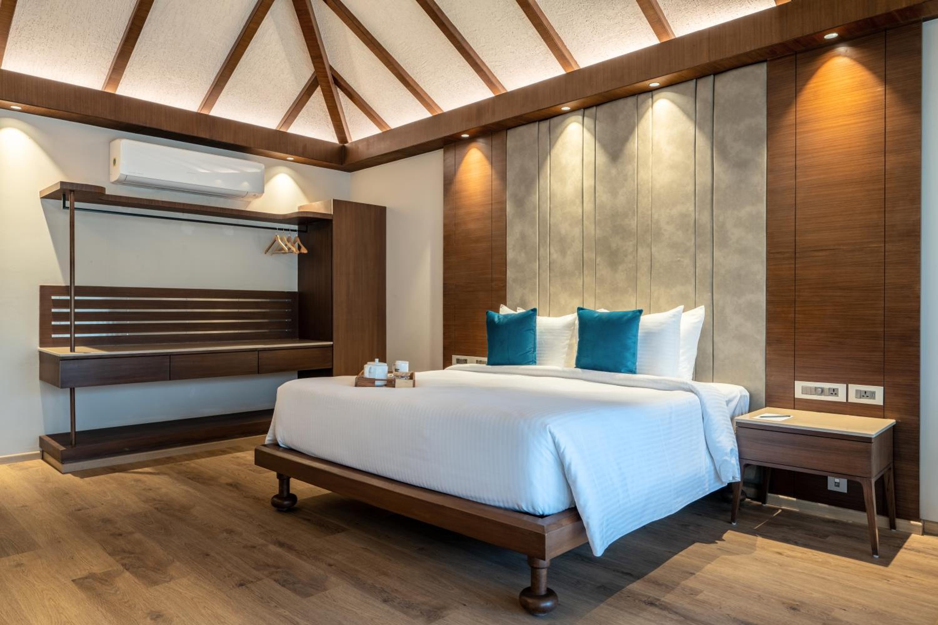 Lagoon Villa: 10% discount on Food & Beverages (excluding In-Room Dining and Liquor), 10% discount on Spa Services, Laundry Services, Complimentary Happy Hour Offer – Buy 1 Get 1 Free, available daily from 11:00 AM to 7:00 PM. - Photo 1