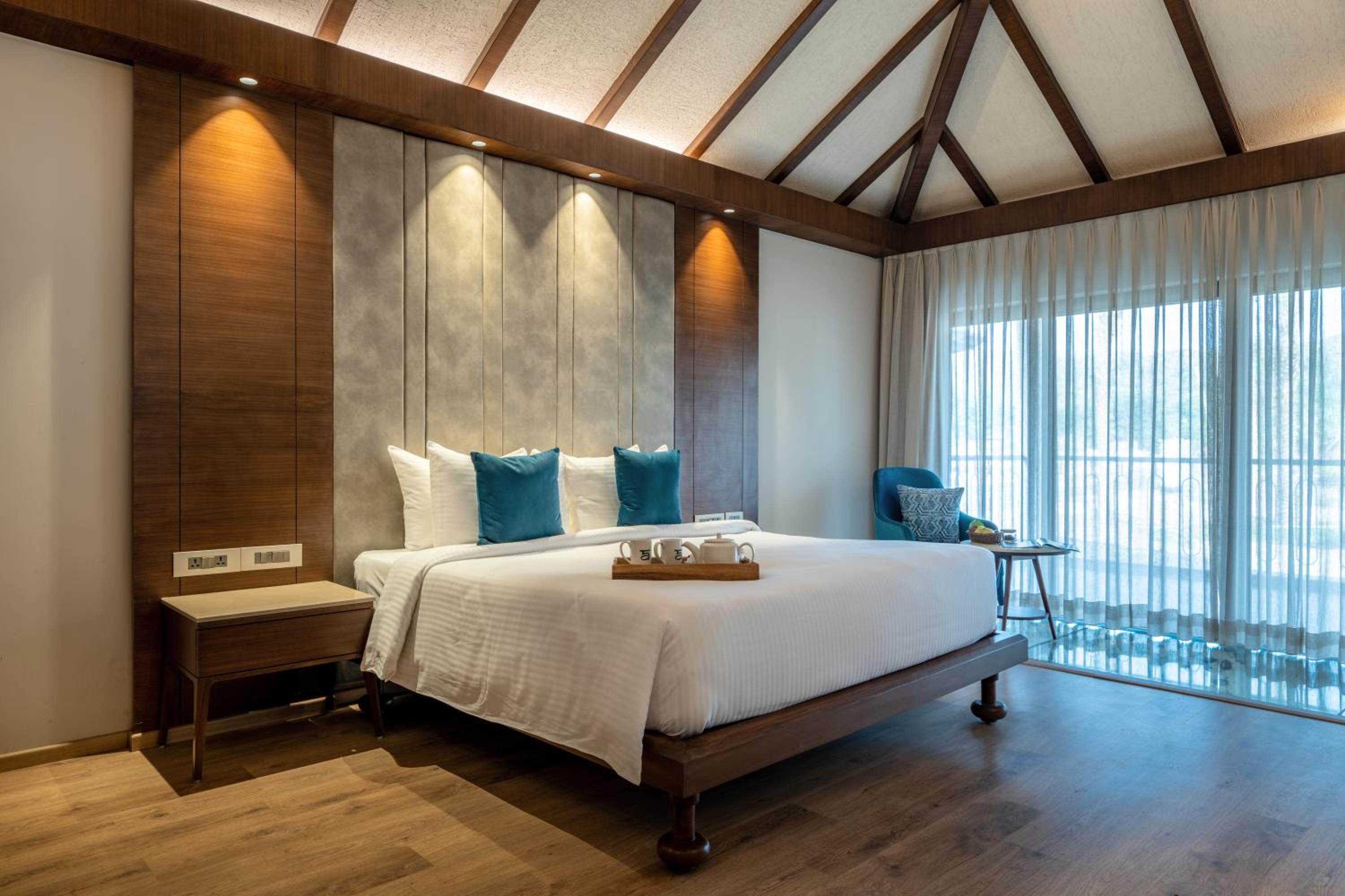 Lagoon Villa: 10% discount on Food & Beverages (excluding In-Room Dining and Liquor), 10% discount on Spa Services, Laundry Services, Complimentary Happy Hour Offer – Buy 1 Get 1 Free, available daily from 11:00 AM to 7:00 PM. - Photo 2
