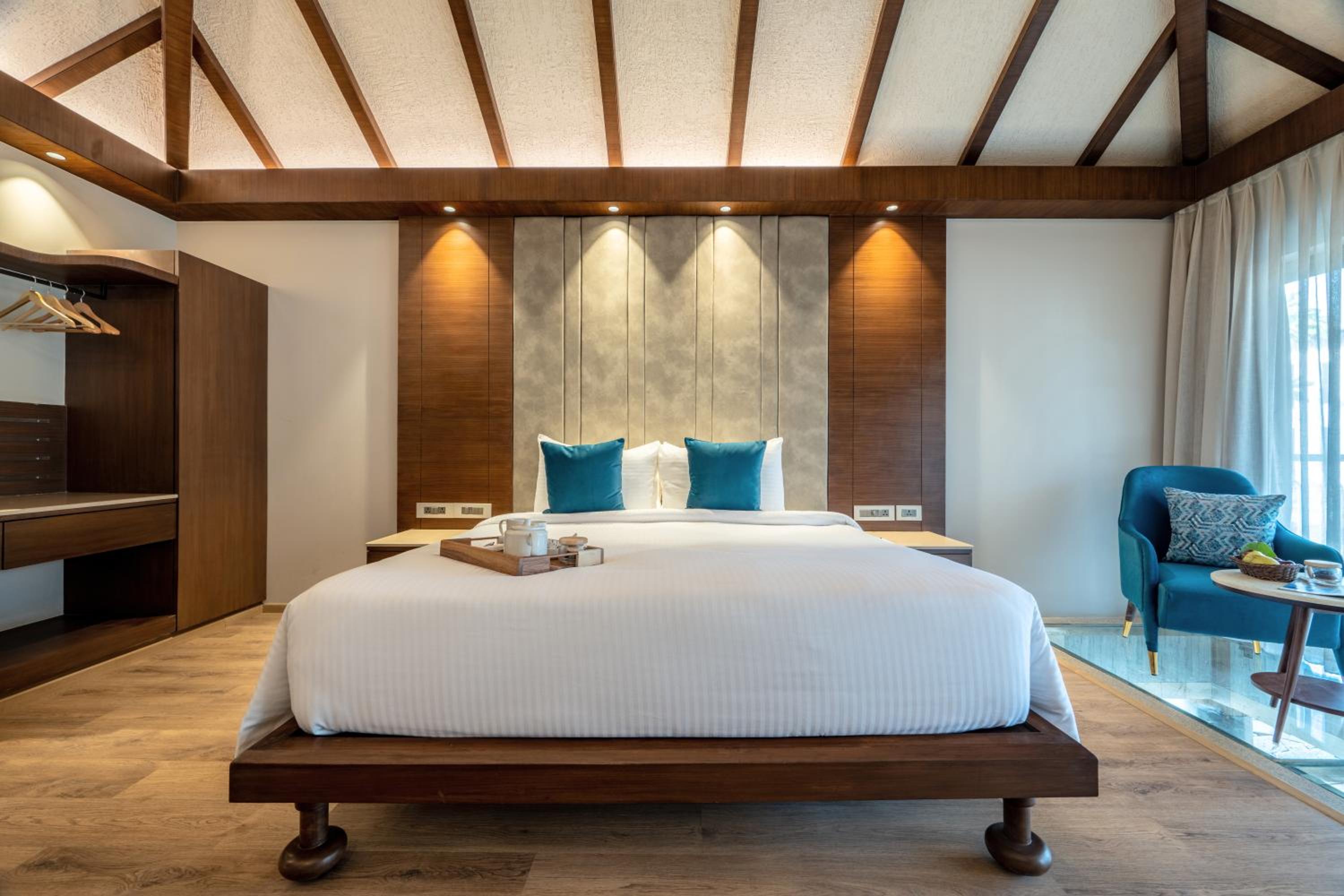Lagoon Villa: 10% discount on Food & Beverages (excluding In-Room Dining and Liquor), 10% discount on Spa Services, Laundry Services, Complimentary Happy Hour Offer – Buy 1 Get 1 Free, available daily from 11:00 AM to 7:00 PM. - Photo 3