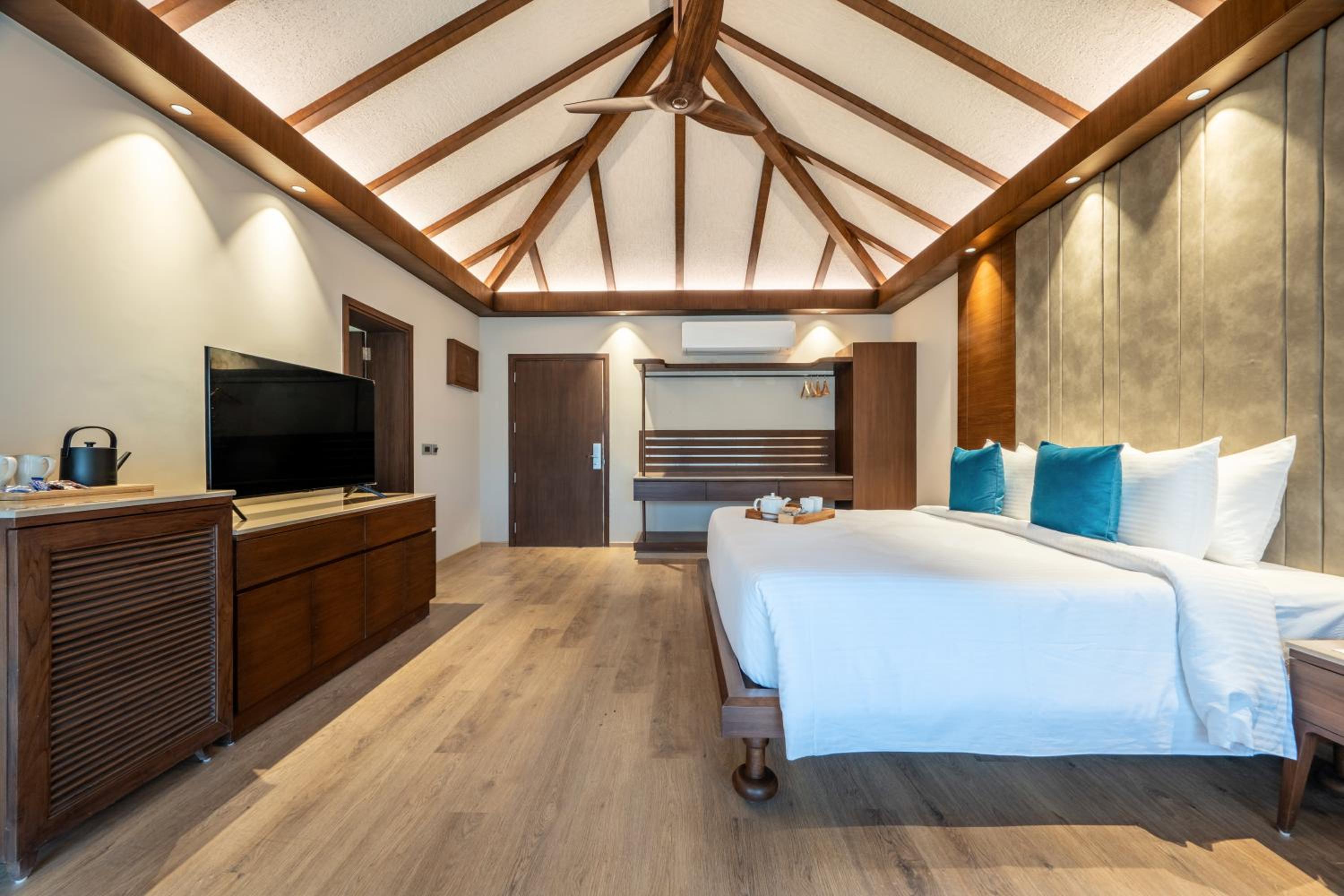 Lagoon Villa: 10% discount on Food & Beverages (excluding In-Room Dining and Liquor), 10% discount on Spa Services, Laundry Services, Complimentary Happy Hour Offer – Buy 1 Get 1 Free, available daily from 11:00 AM to 7:00 PM. - Photo 4