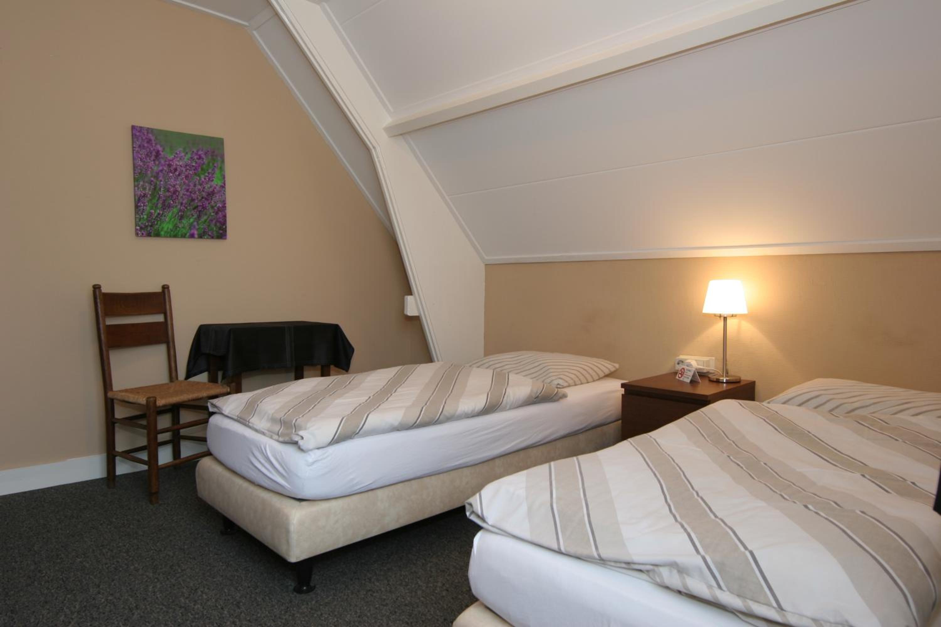  Budget Twin Room with 2 beds and Shared Bathroom photo 3