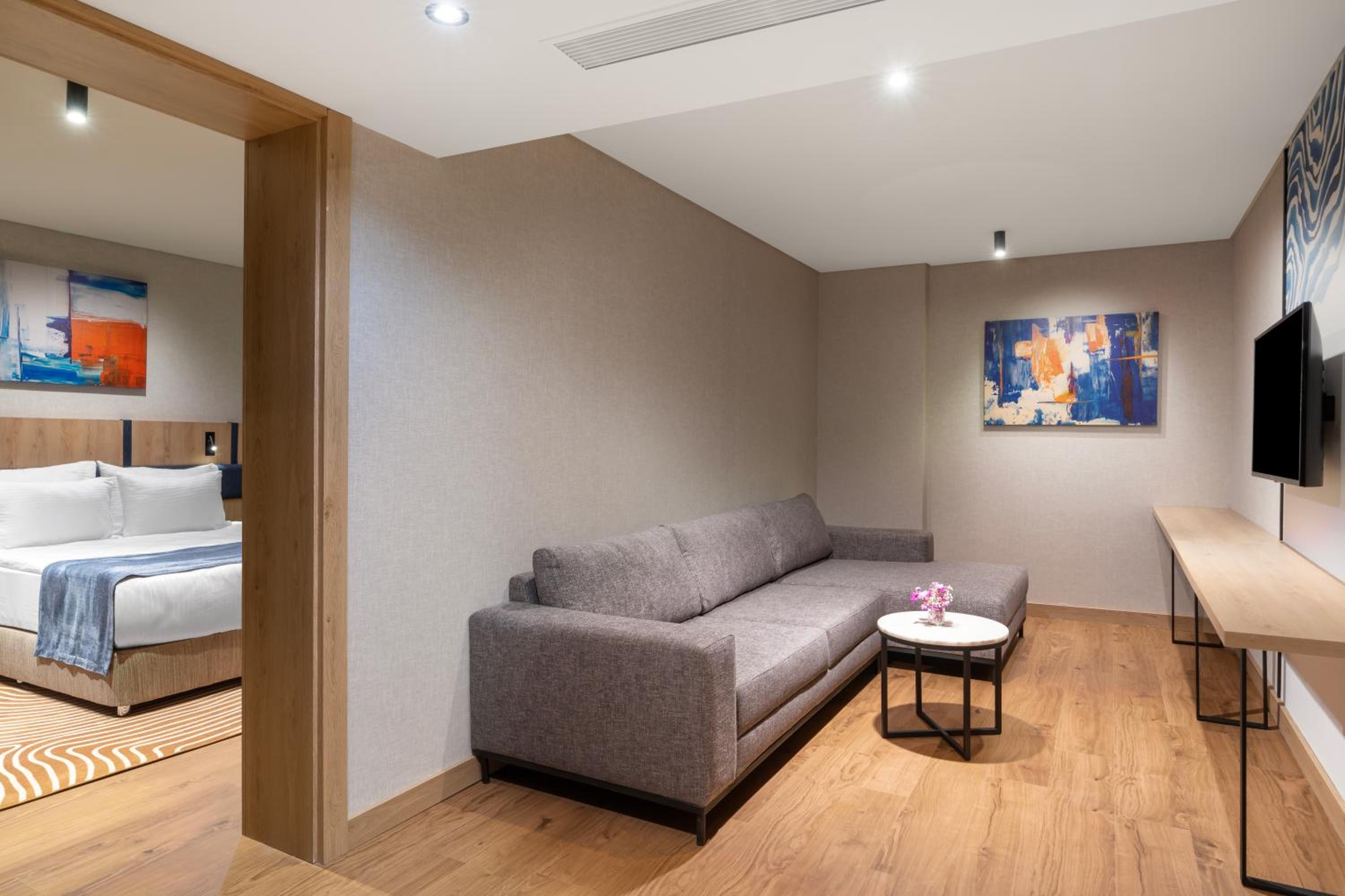 Suite with Queen Size Bed photo 2