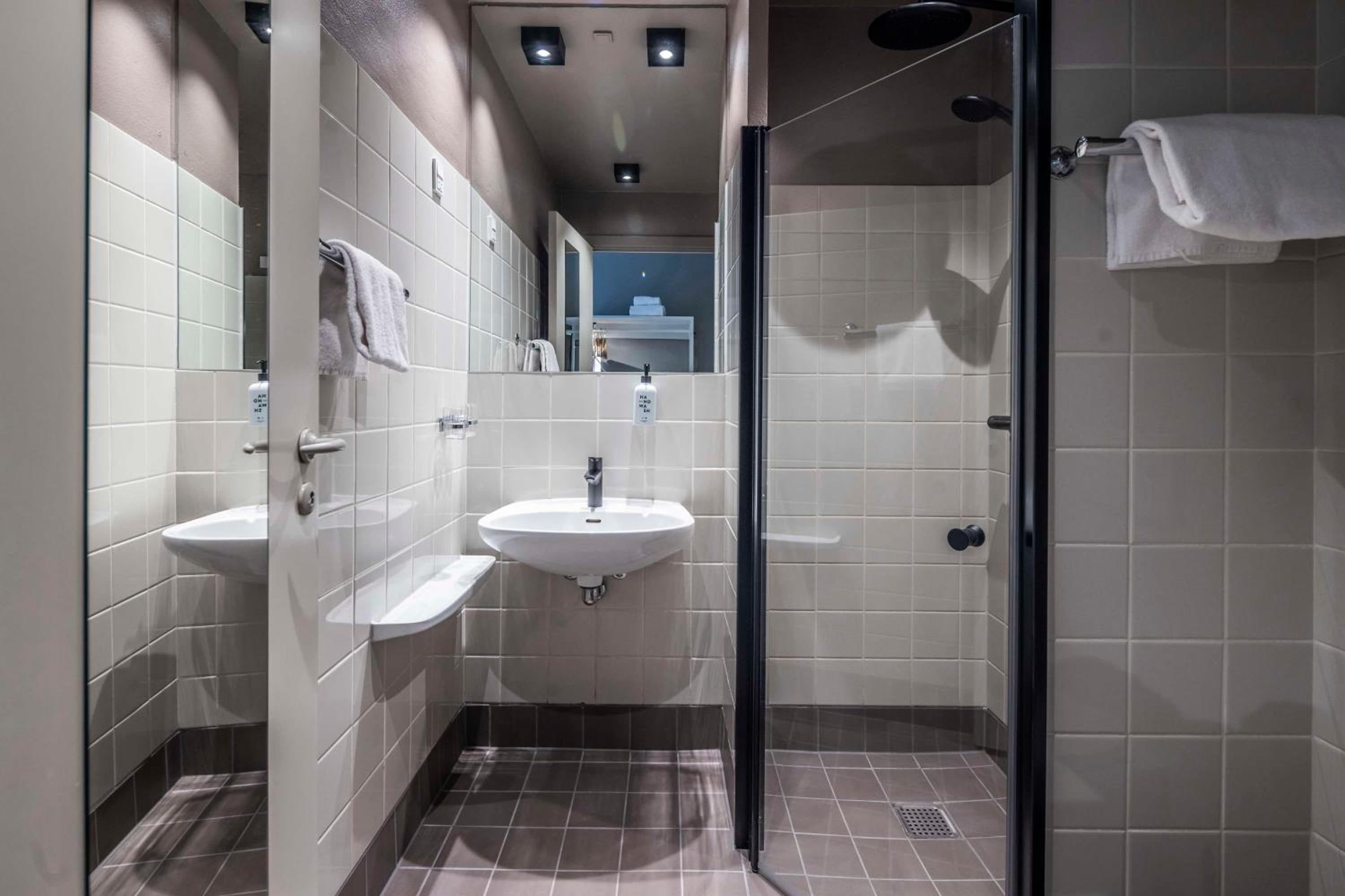 Standard Twin Room - Photo 5