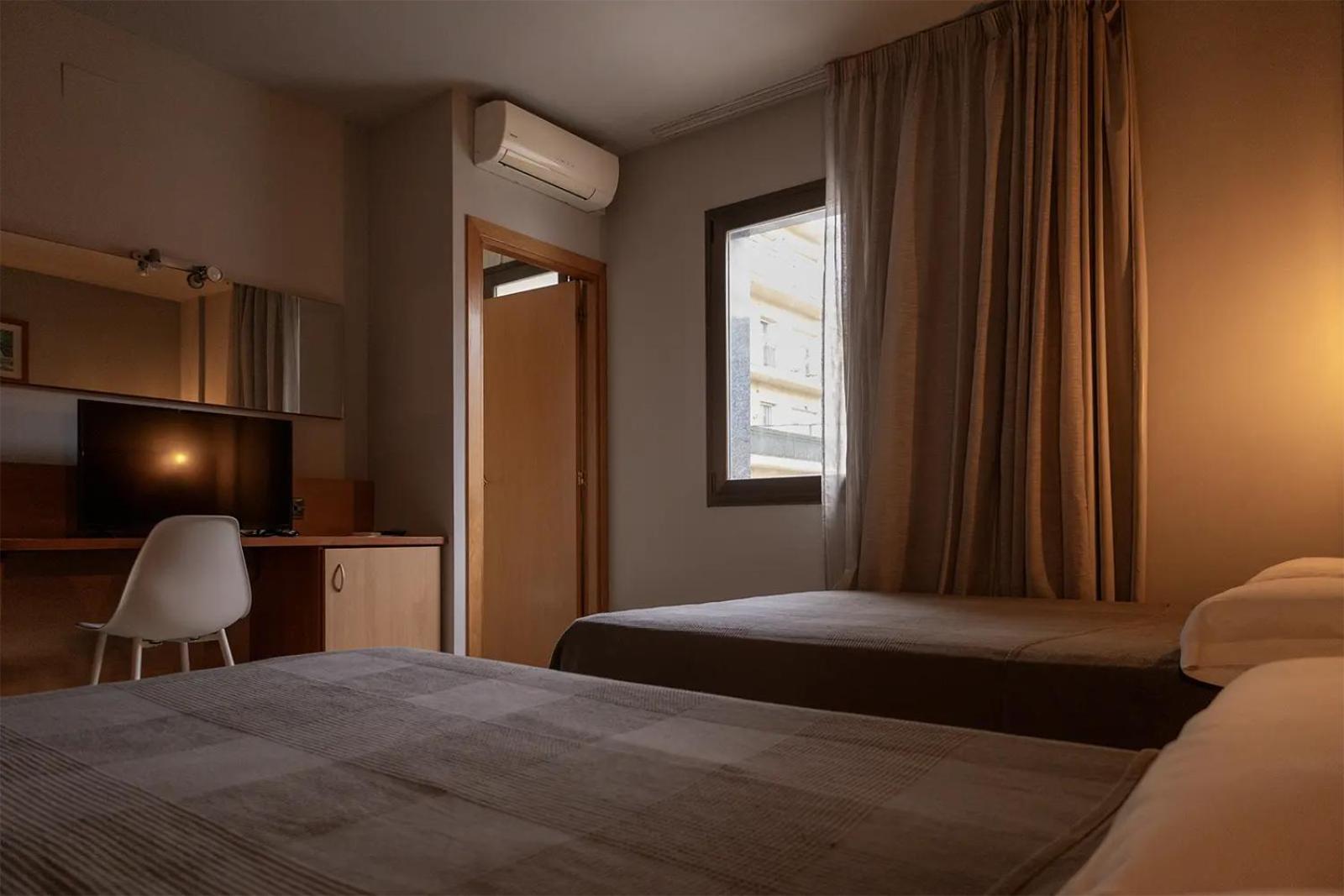 Twin Room - Photo 3