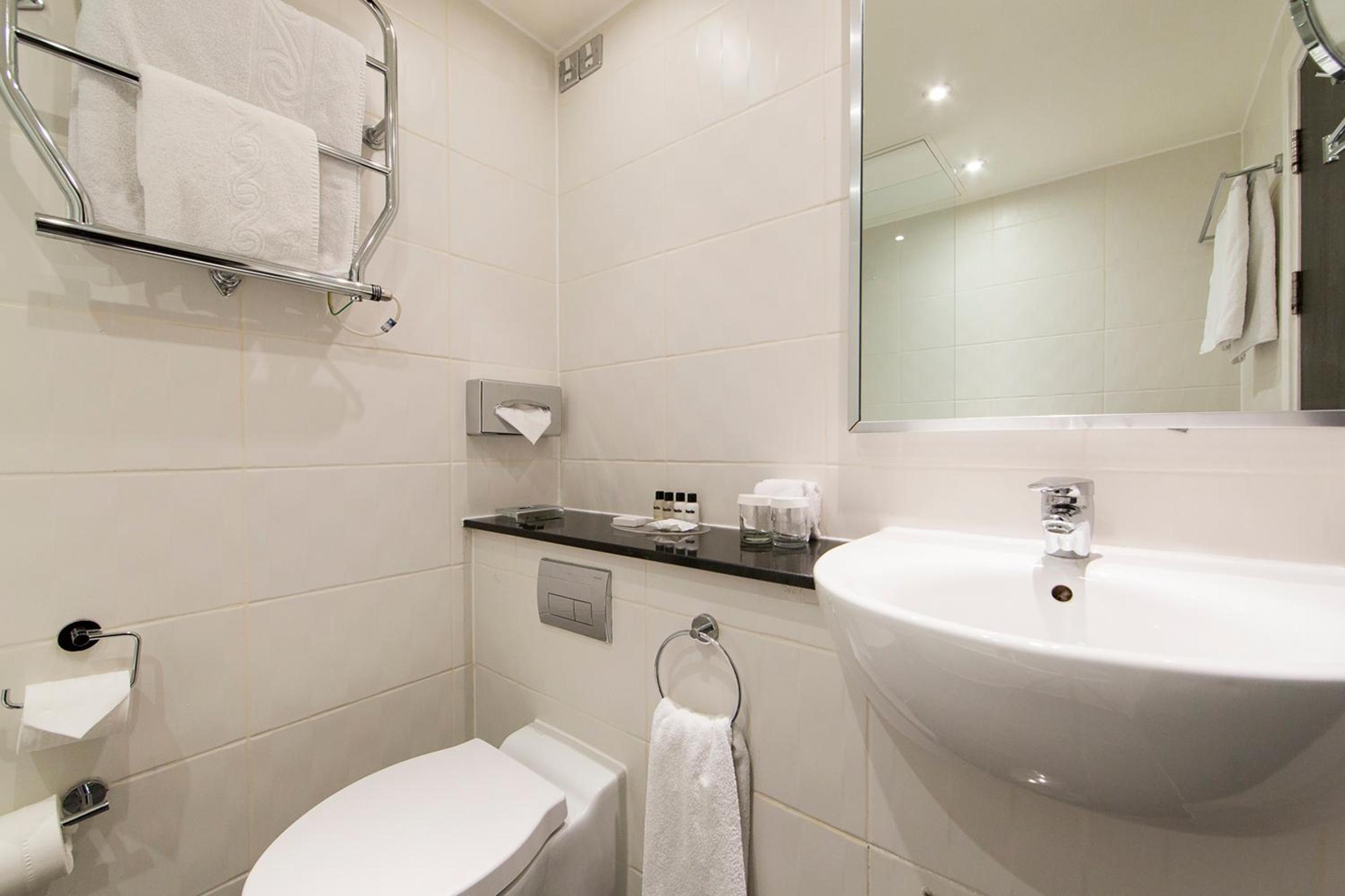 Standard Twin Room thumbnail 5