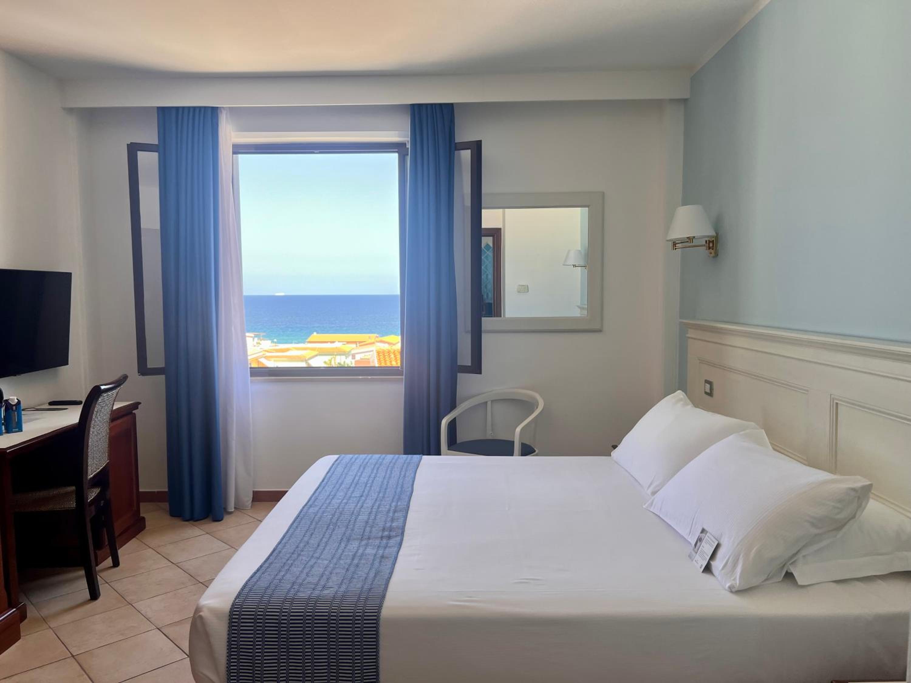 Comfort Queen Room with Extra Single Bed - Photo 1