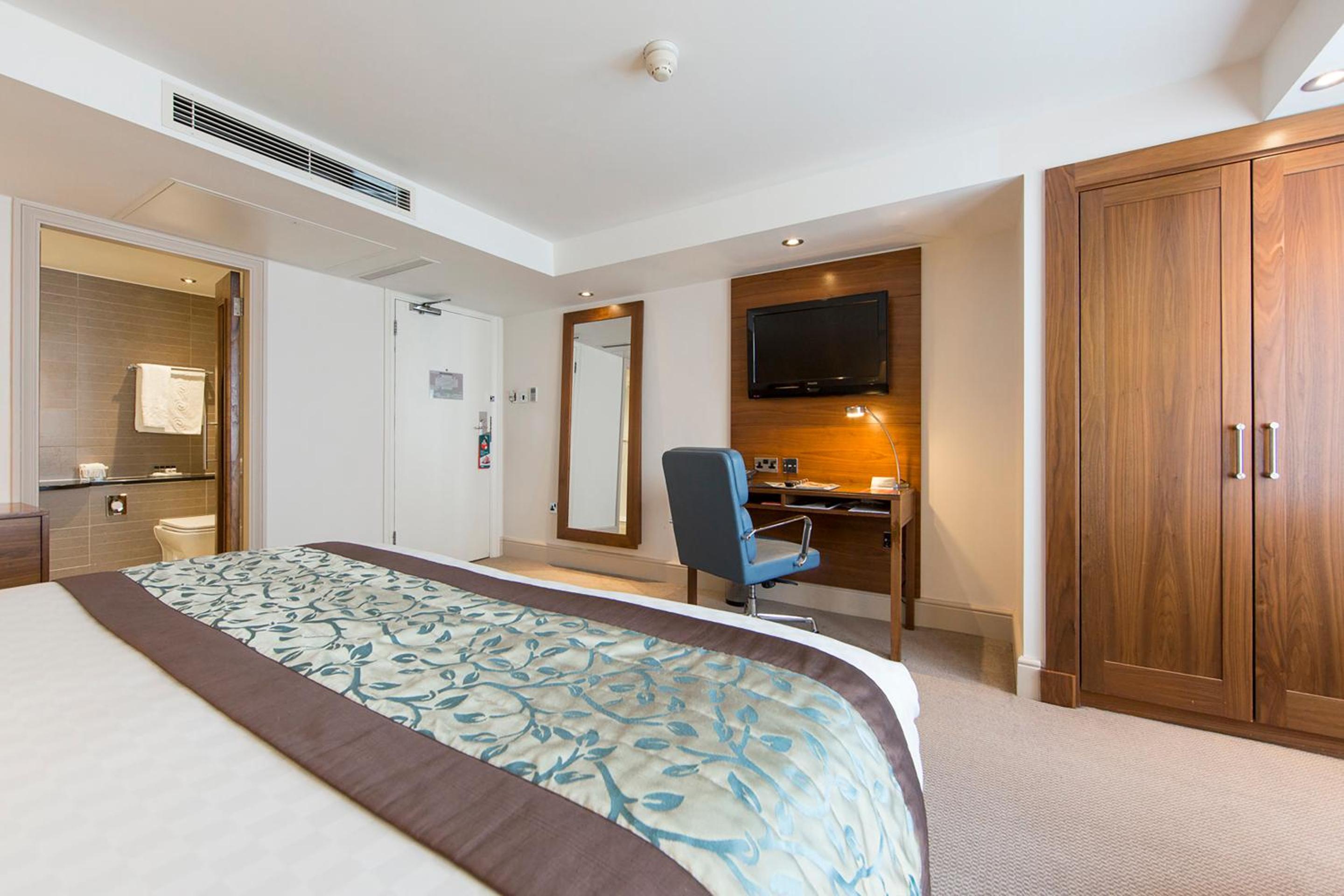 Executive King Room thumbnail 5