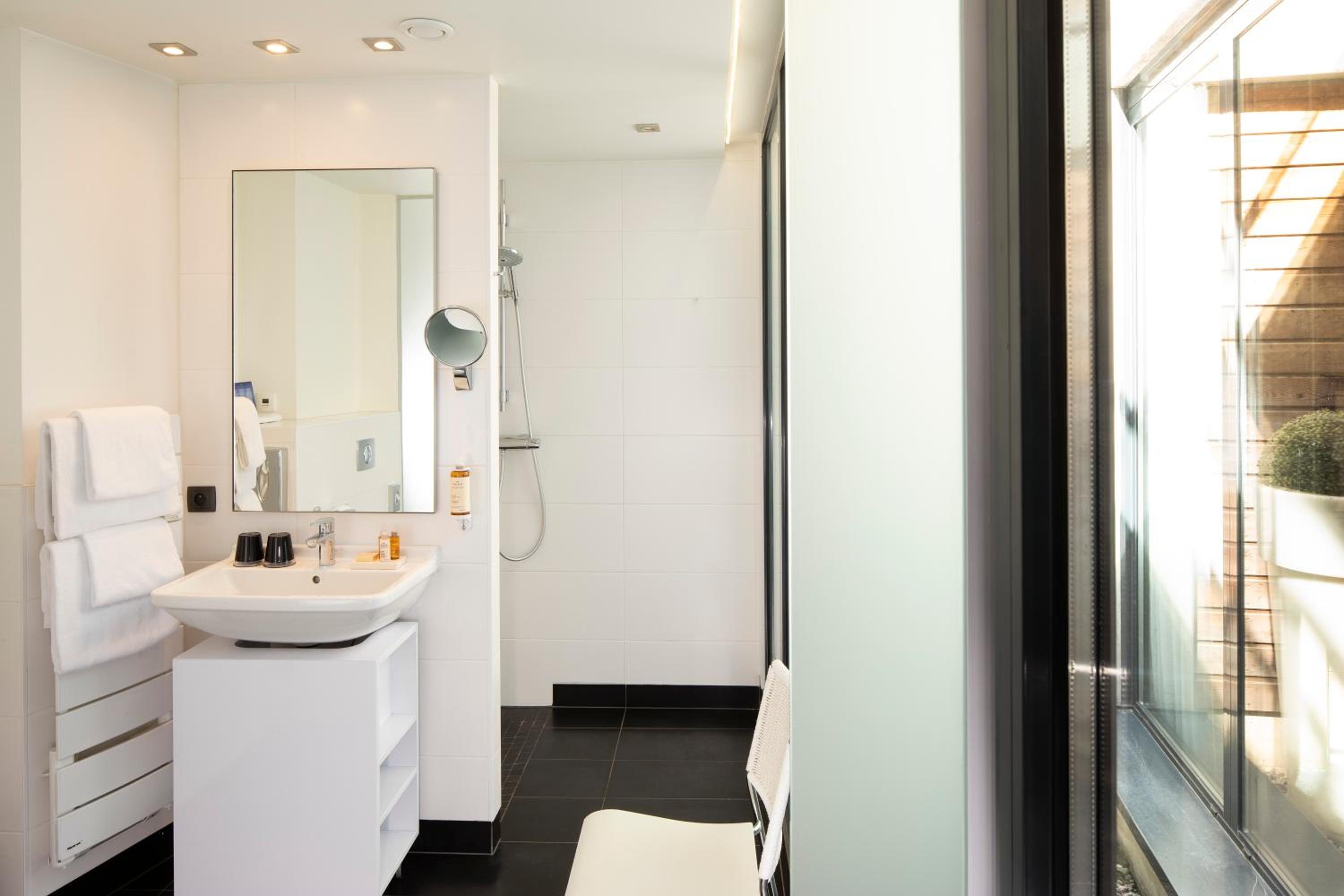 Suite - Photo 3