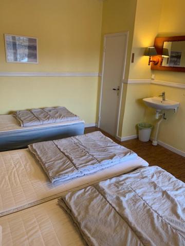 Basic Triple Room with Shared Bathroom photo 1