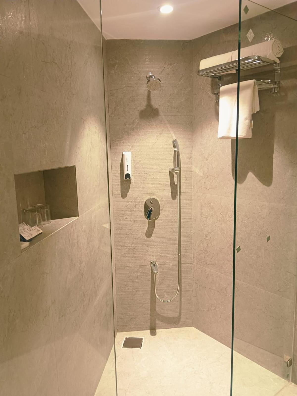 Deluxe Double Room (2 Adults + 1 Child) photo 1