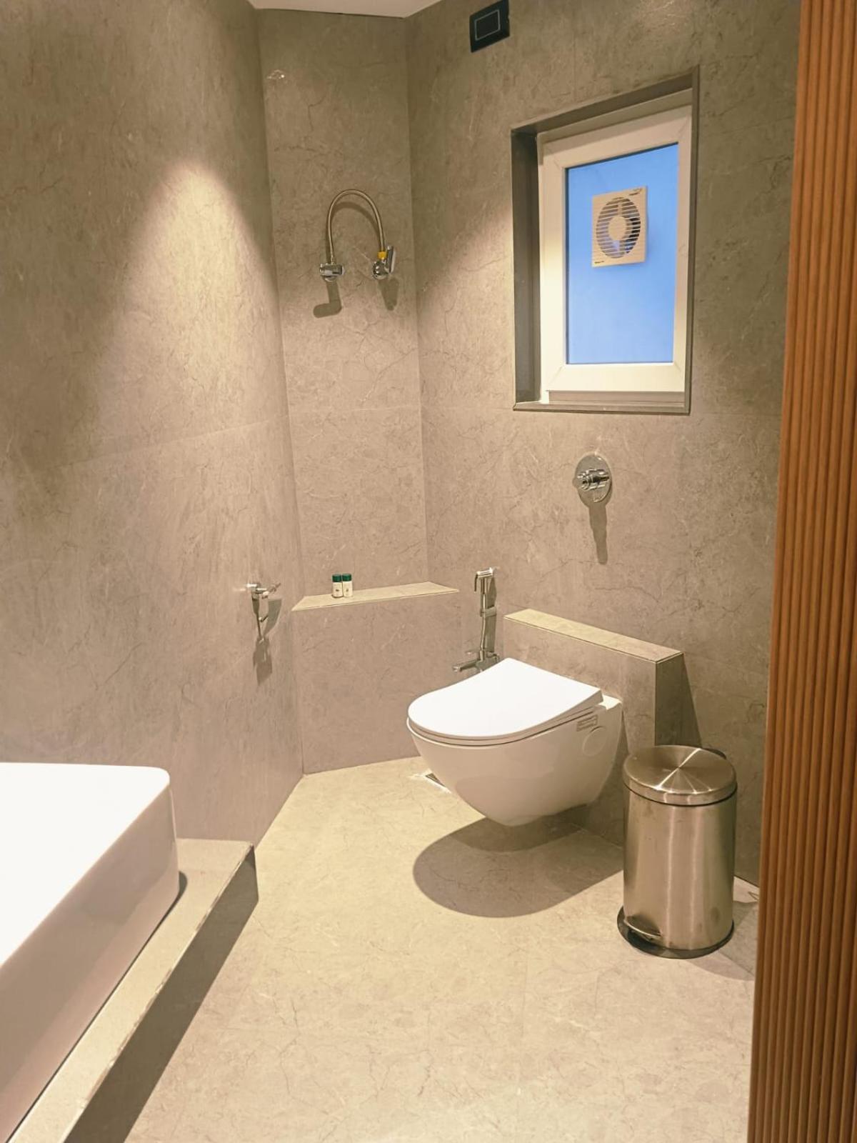 Deluxe Double Room (2 Adults + 1 Child) photo 3