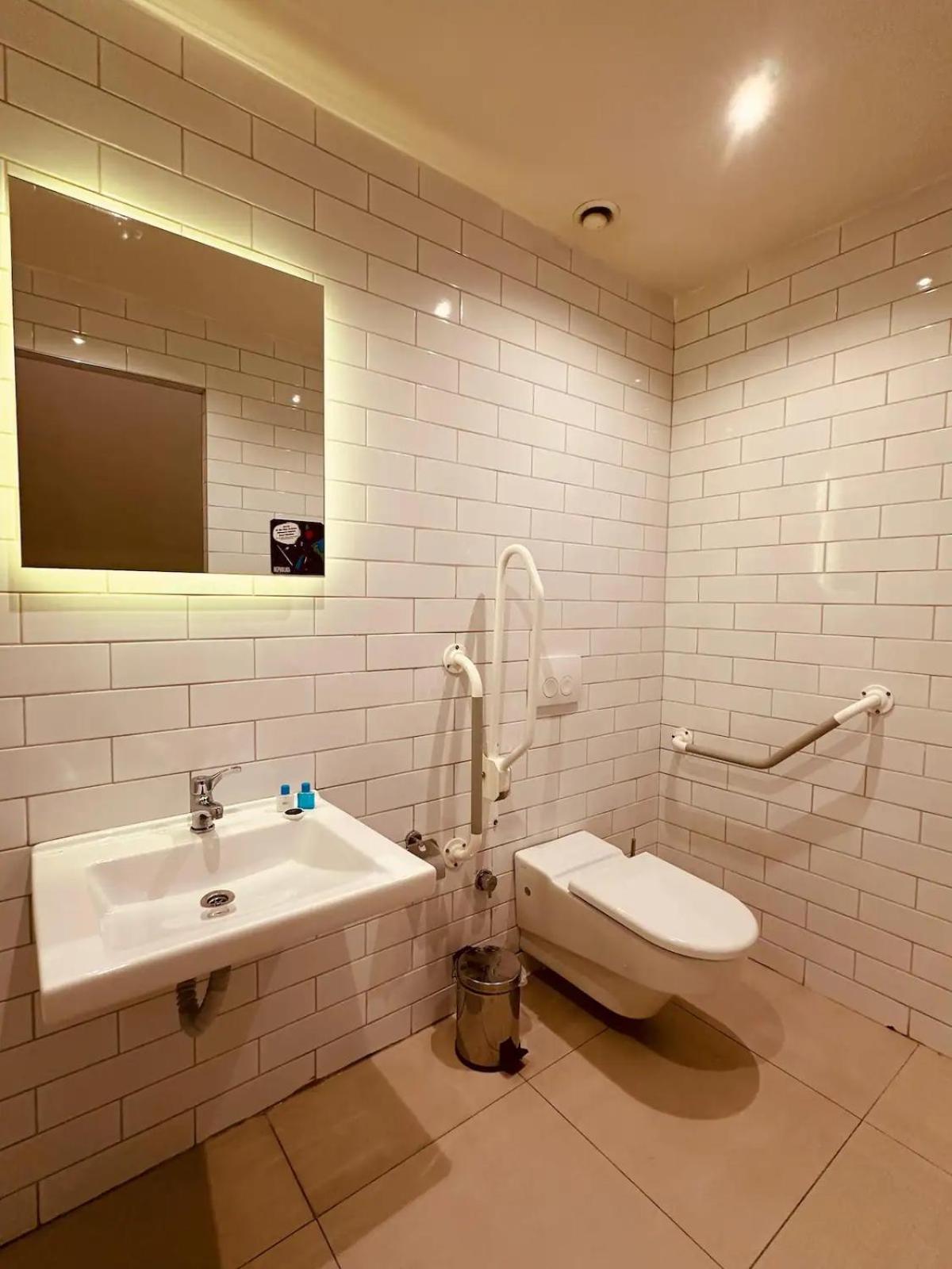 Single Room - Disability Access photo 3
