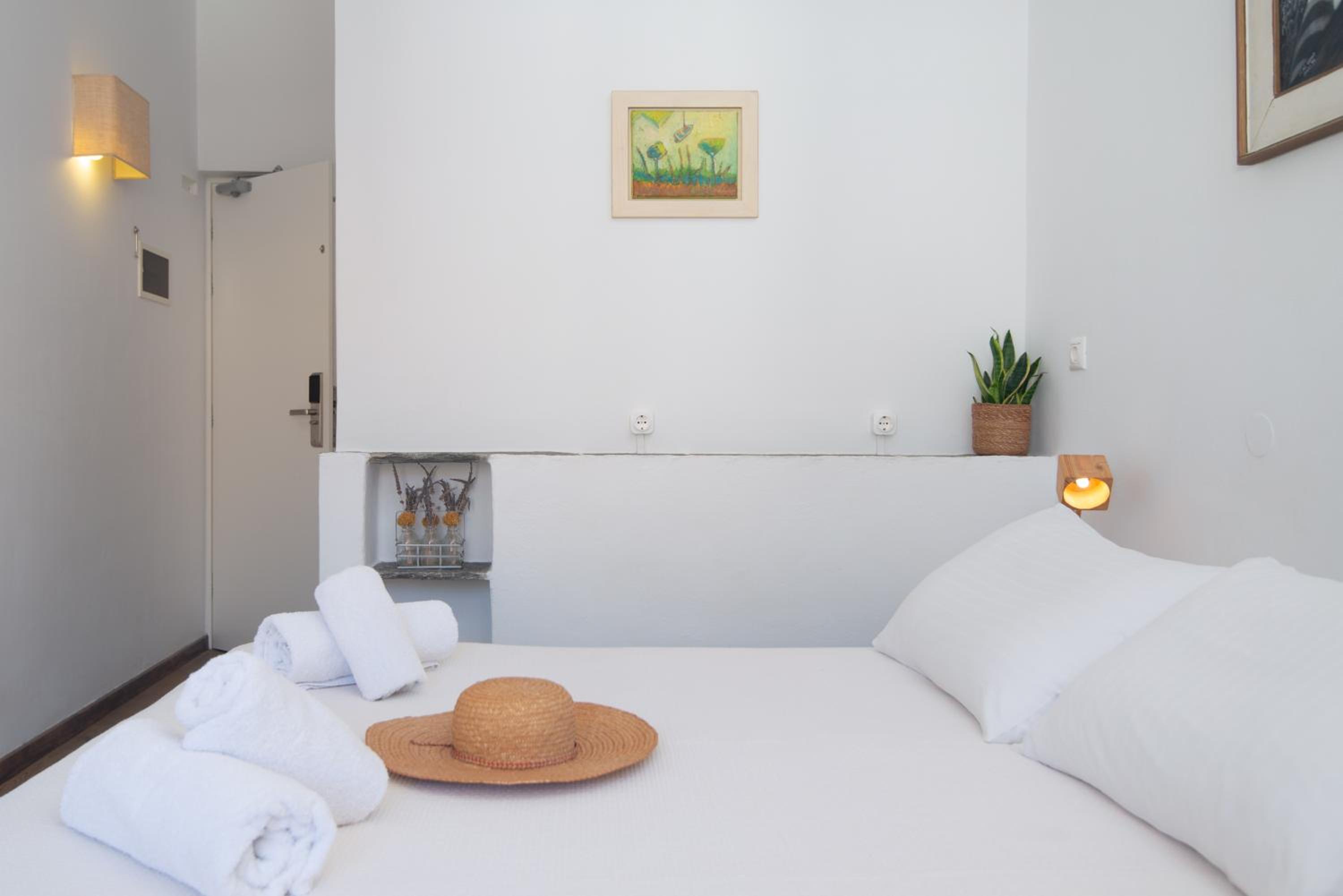 Standard Double Room with Partial Sea View photo 3