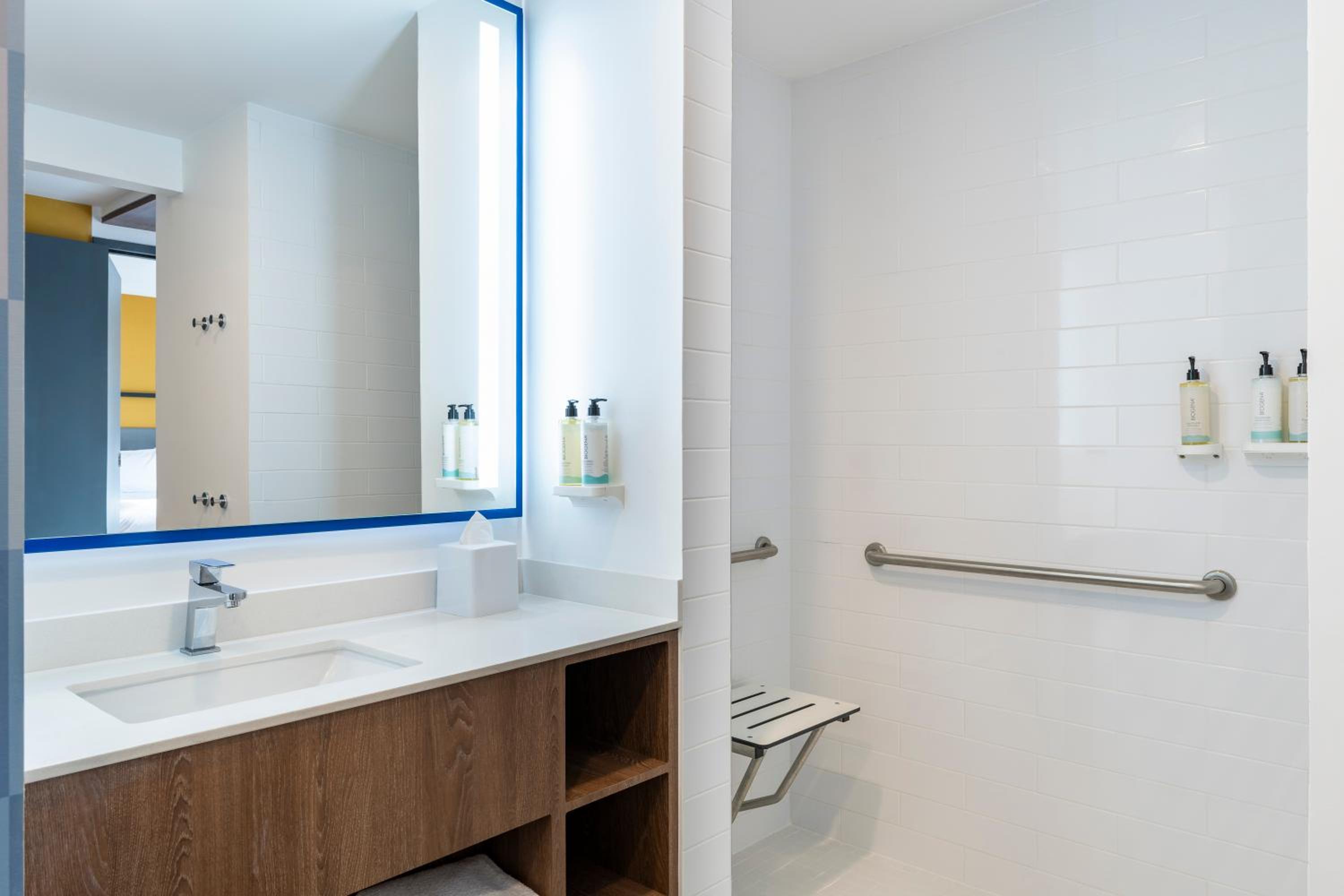 Queen Room with walk-in shower photo 3