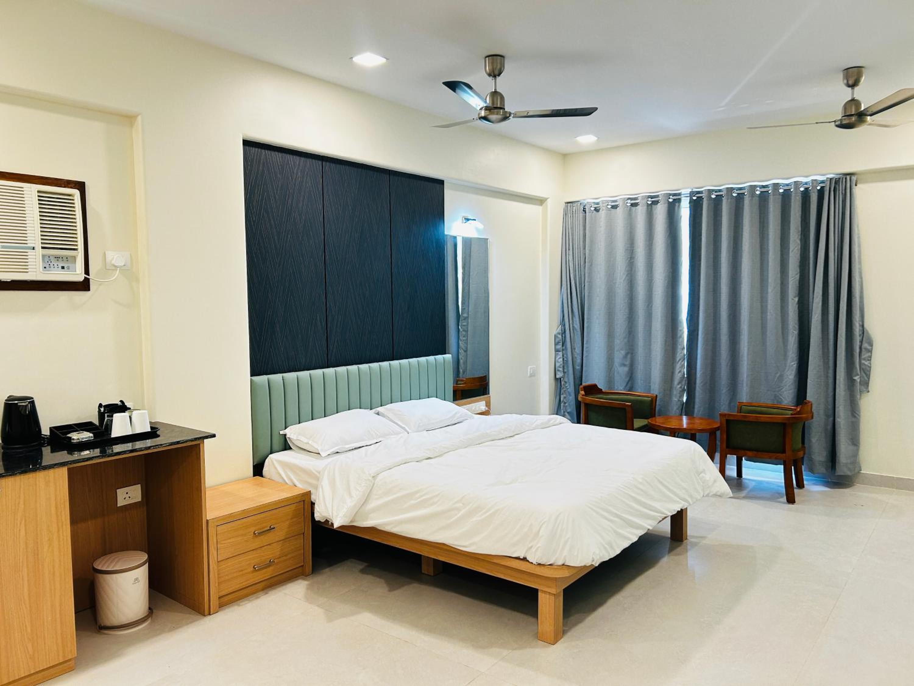 Deluxe Double Room with Side Sea View photo 1