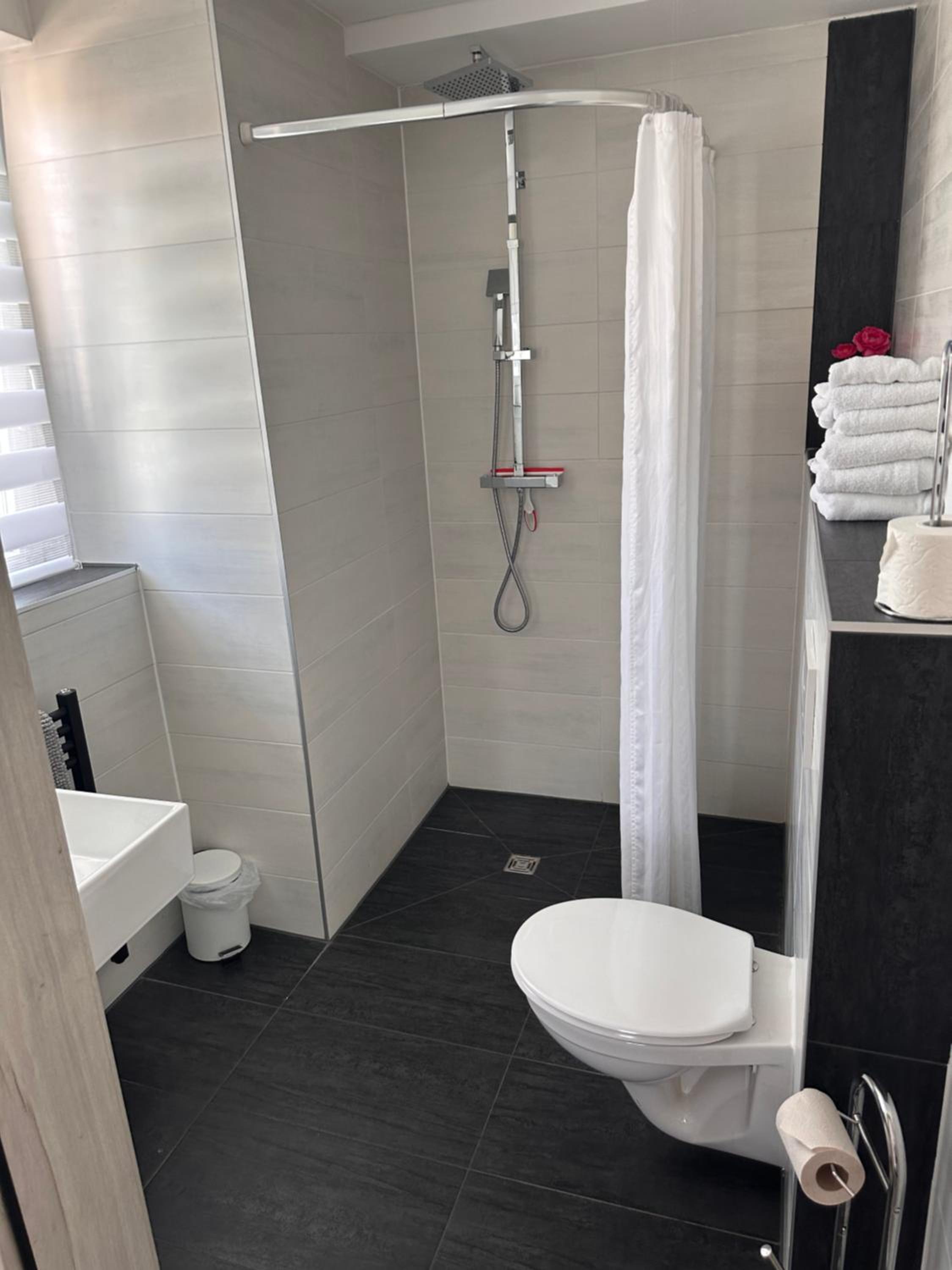 Double Room with Private Bathroom - Photo 15