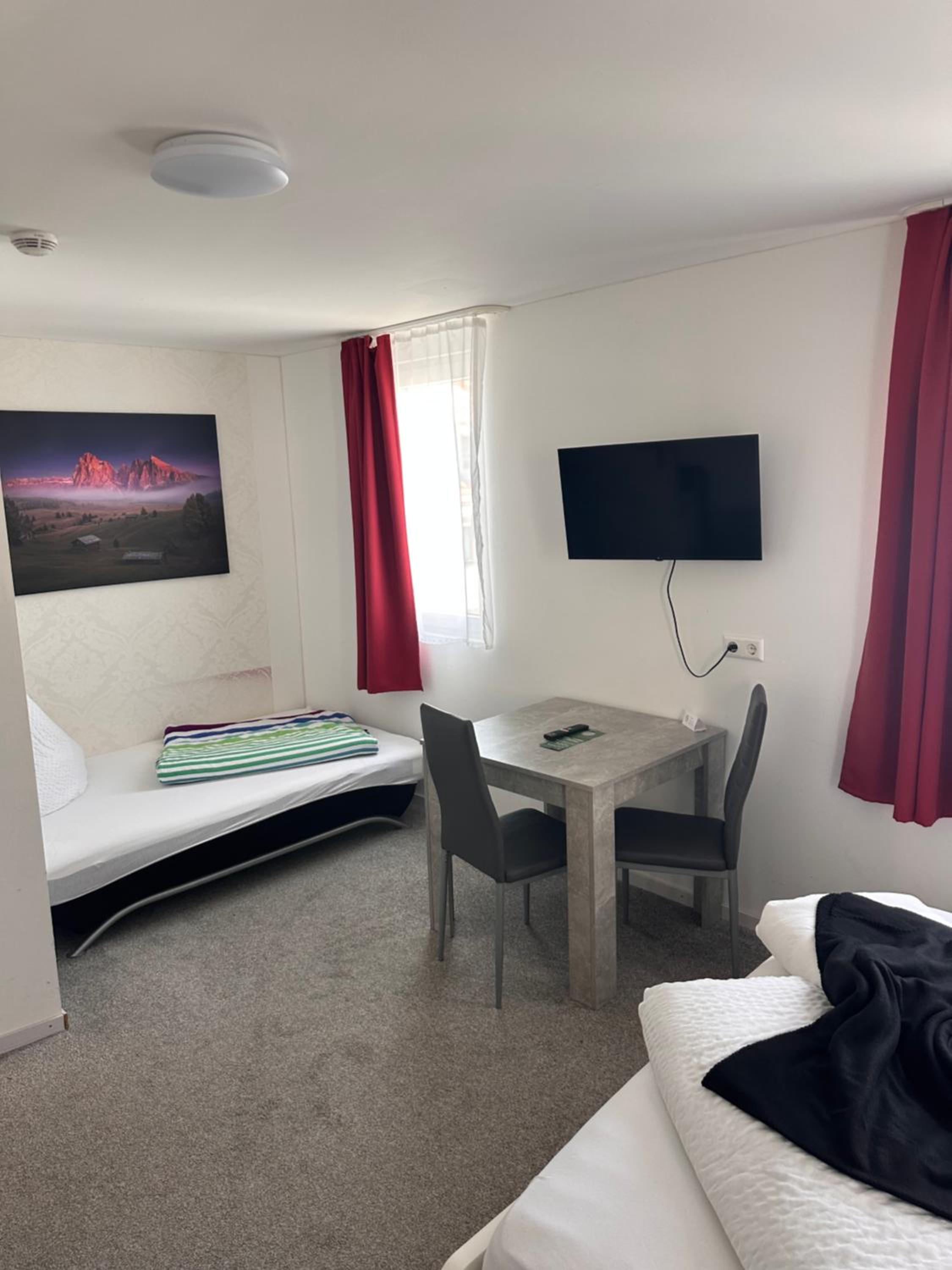 Double Room with Private Bathroom - Photo 2