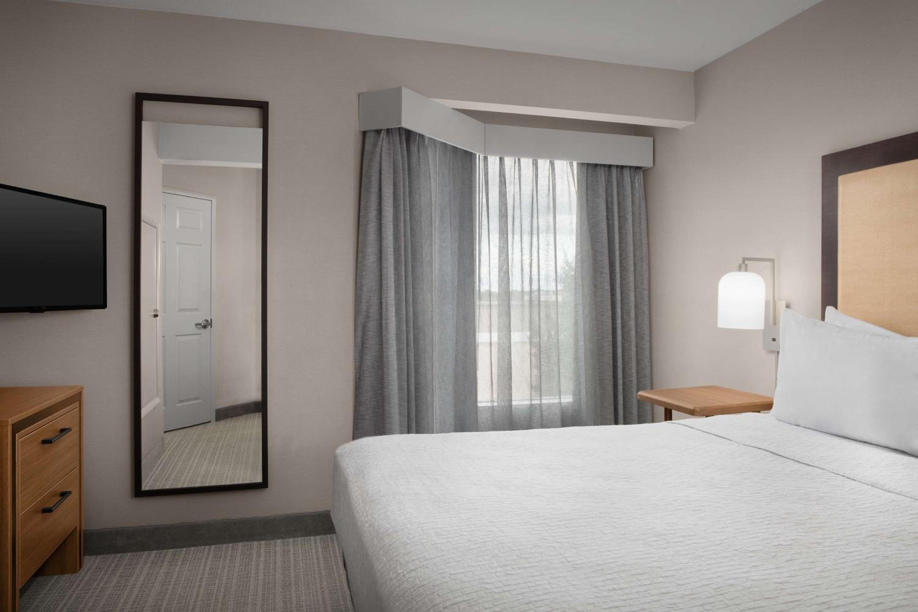 One-Bedroom King Suite - Non-Smoking - Photo 6