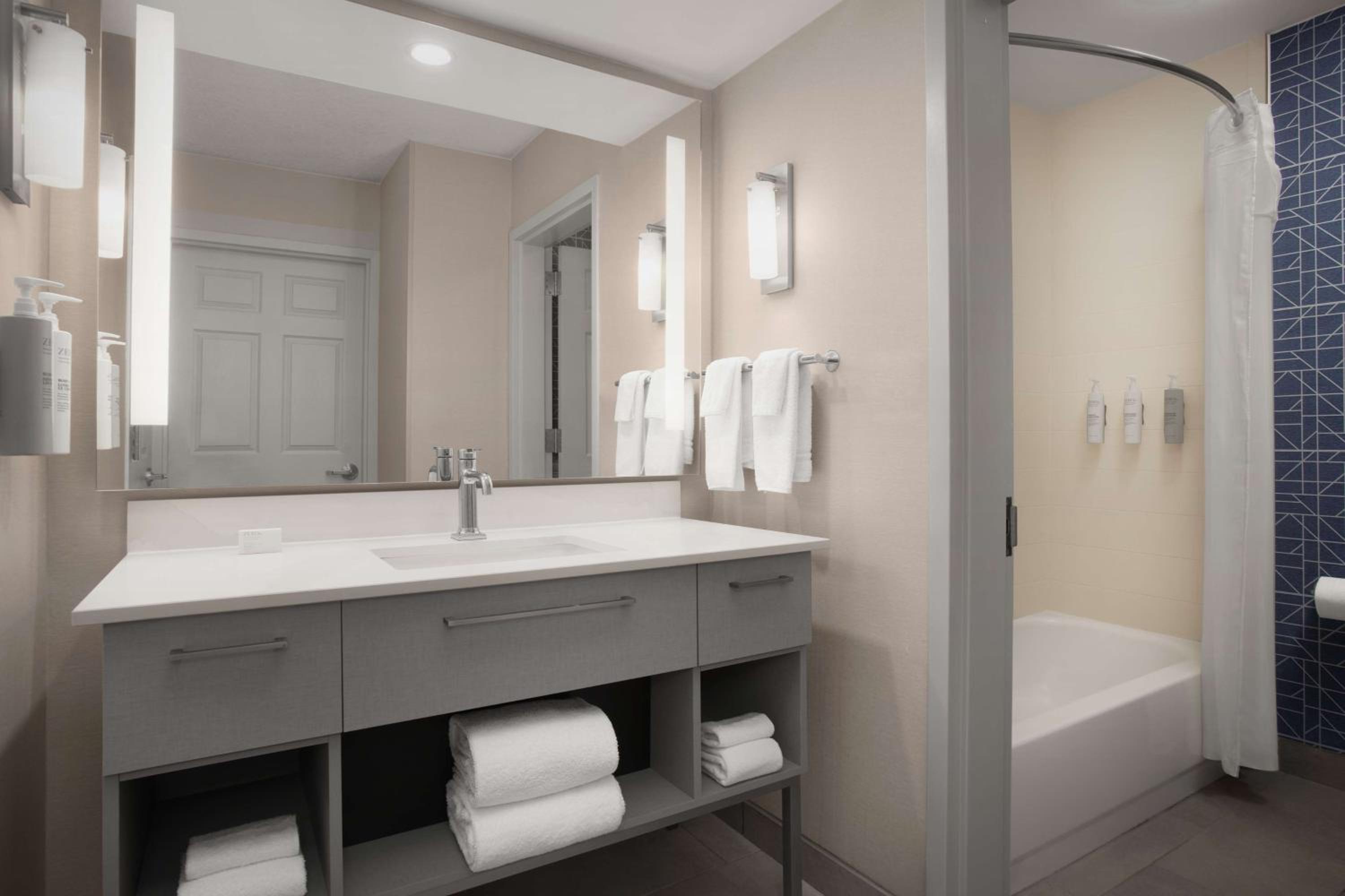 One-Bedroom Suite with Two Double Beds - Non-Smoking - Photo 3