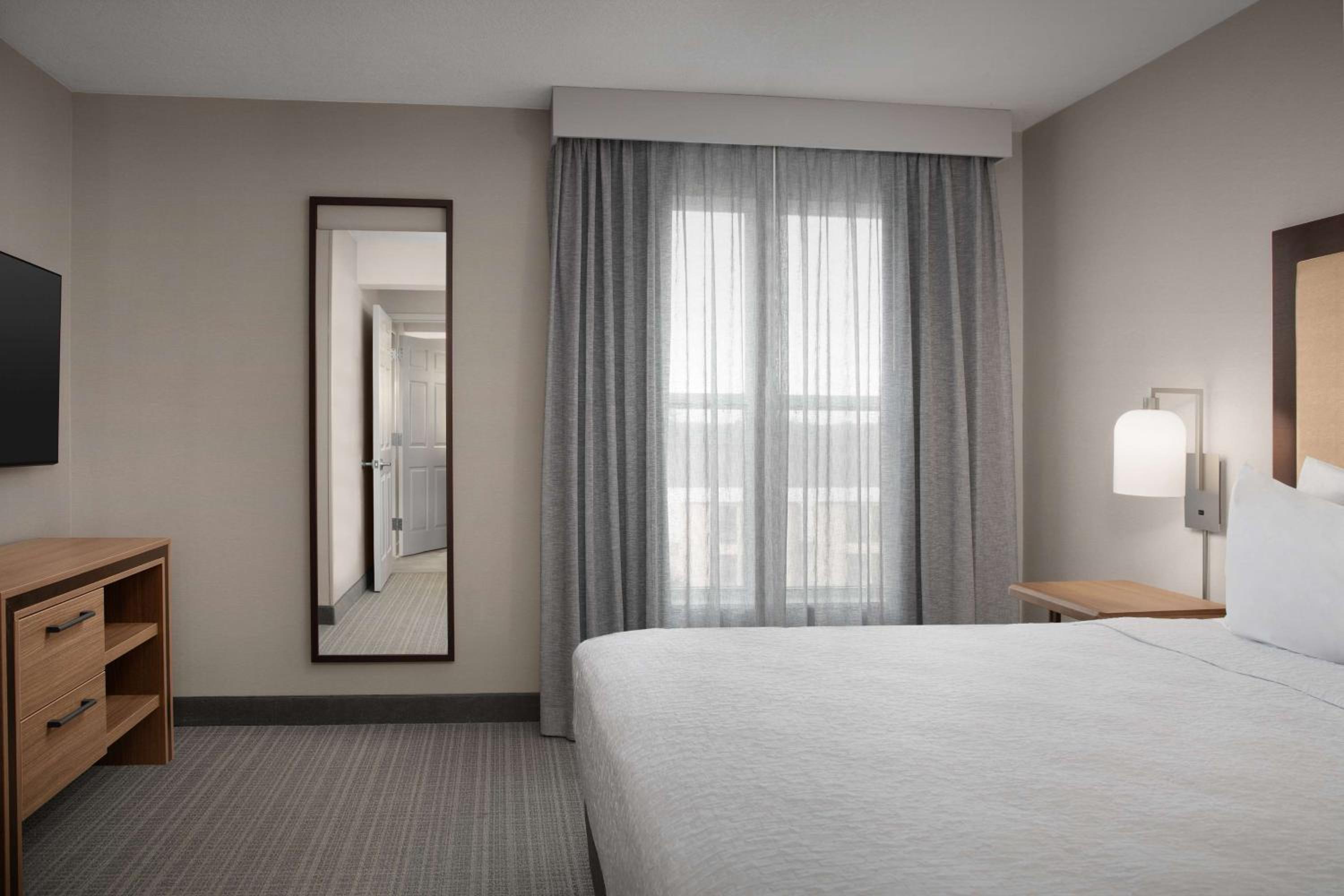 One-Bedroom King Suite - Non-Smoking - Photo 3