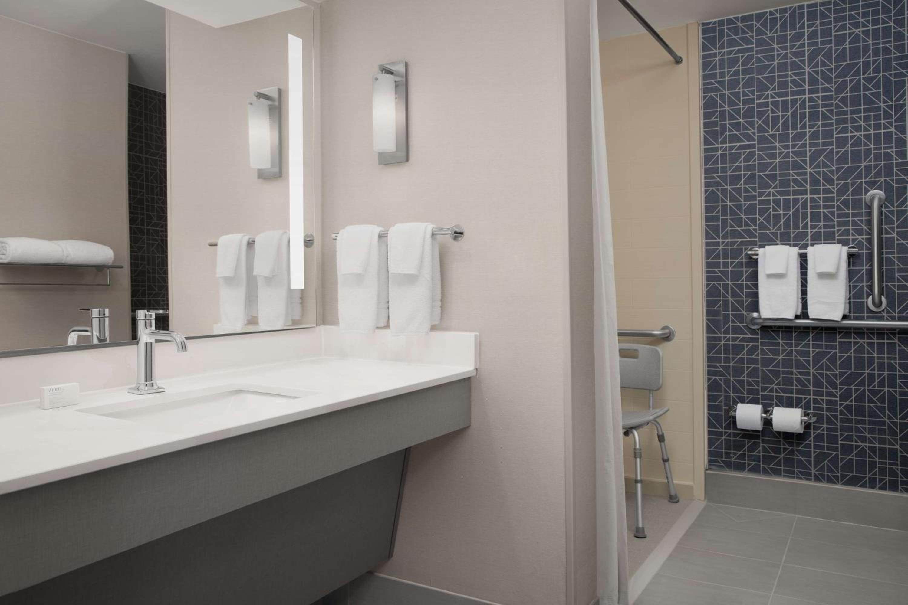 One-Bedroom Suite with Roll In Shower - Hearing Accessible/Non-Smoking - Photo 5