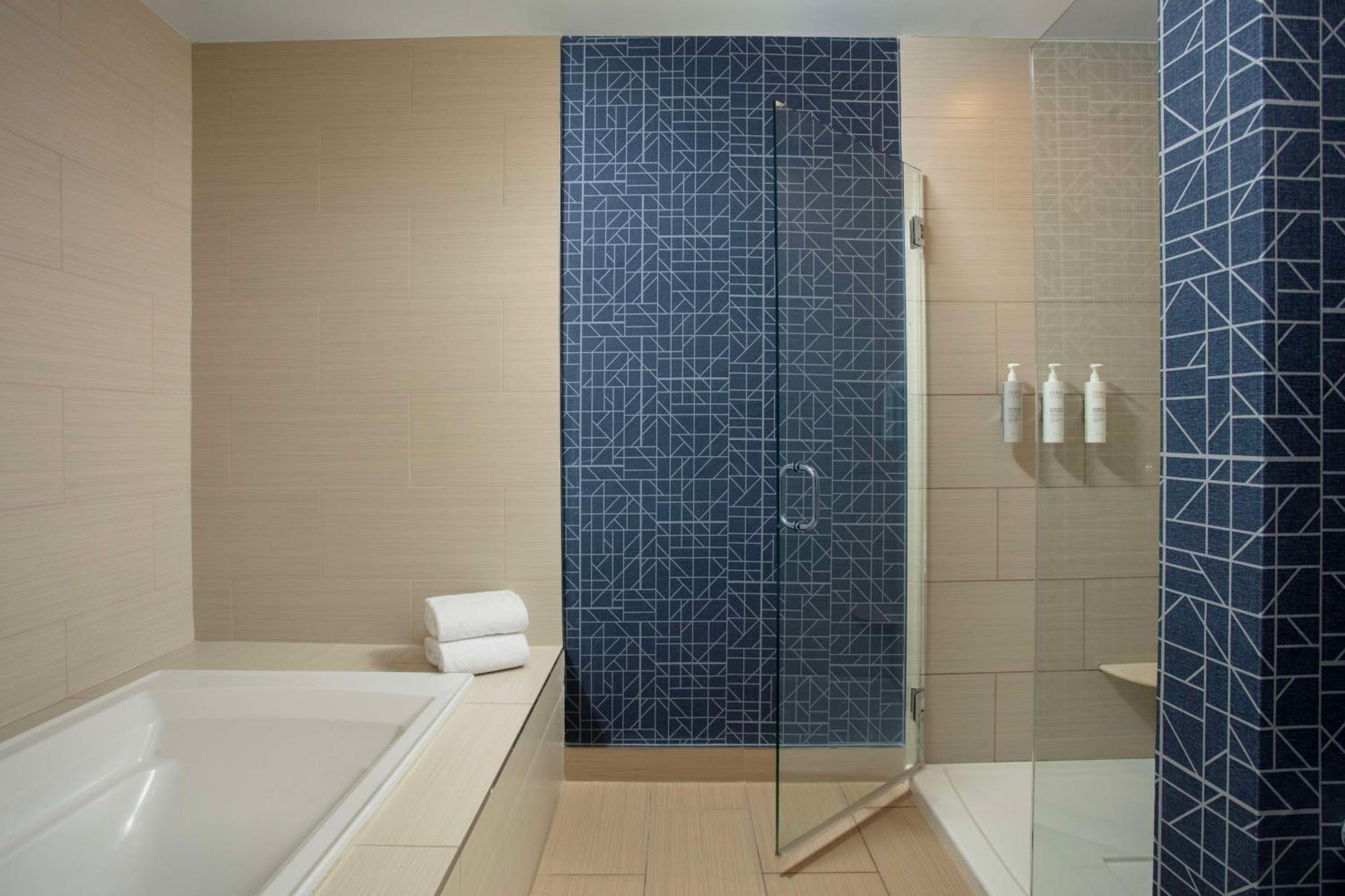 One-Bedroom King Suite with Large Tub - Non-Smoking - Photo 4