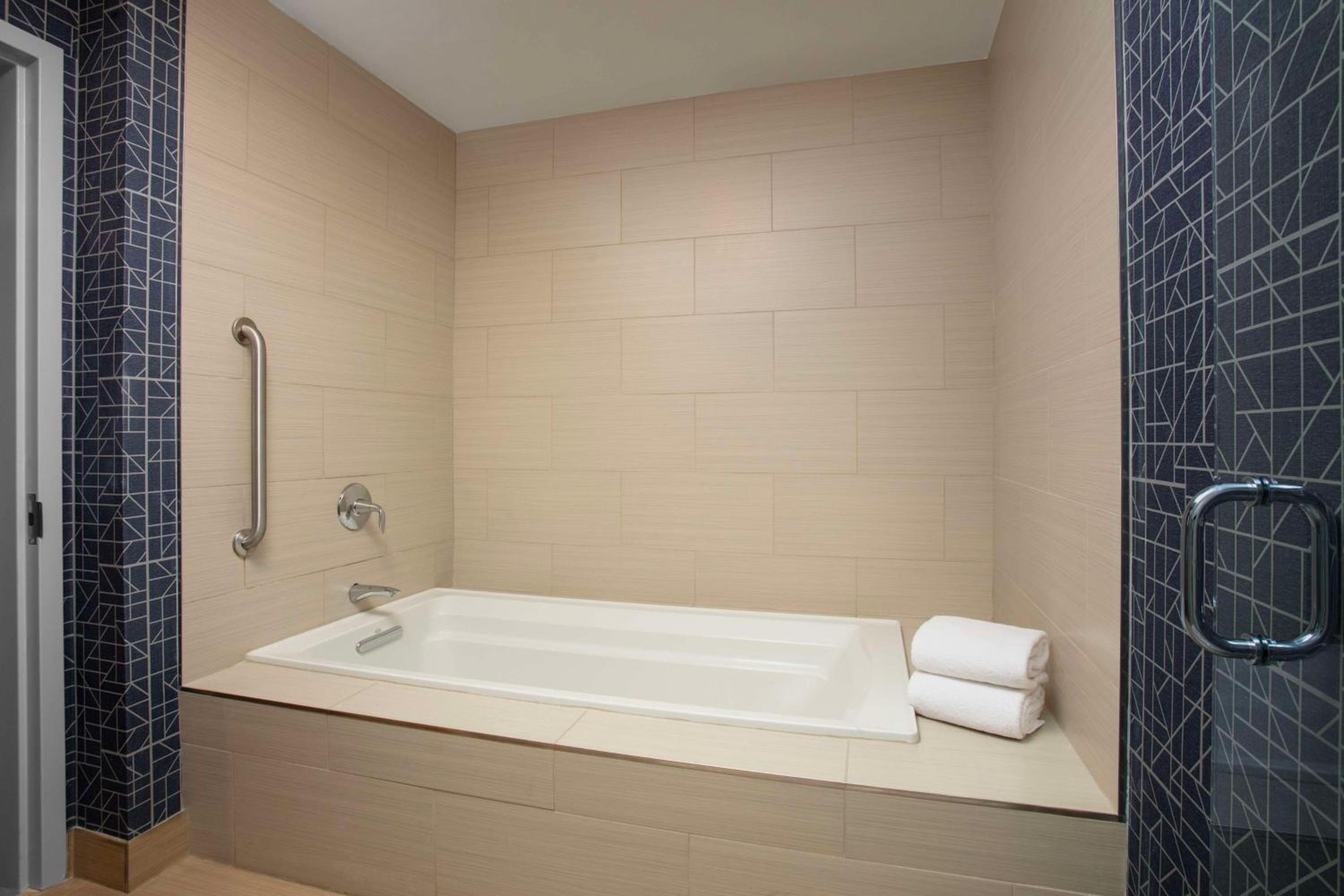 One-Bedroom King Suite with Large Tub - Non-Smoking - Photo 2