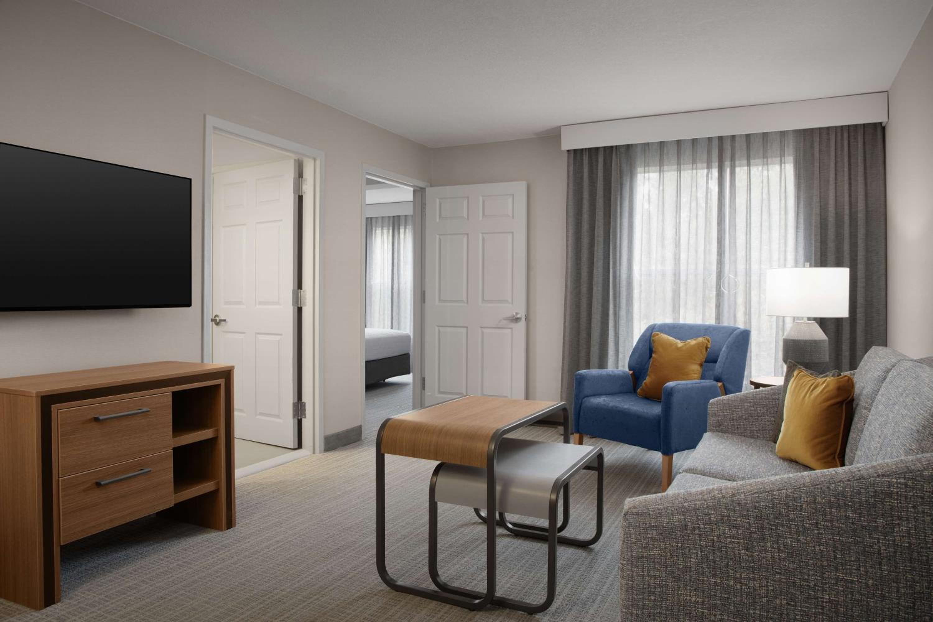 One-Bedroom Suite with Roll In Shower - Hearing Accessible/Non-Smoking - Photo 3