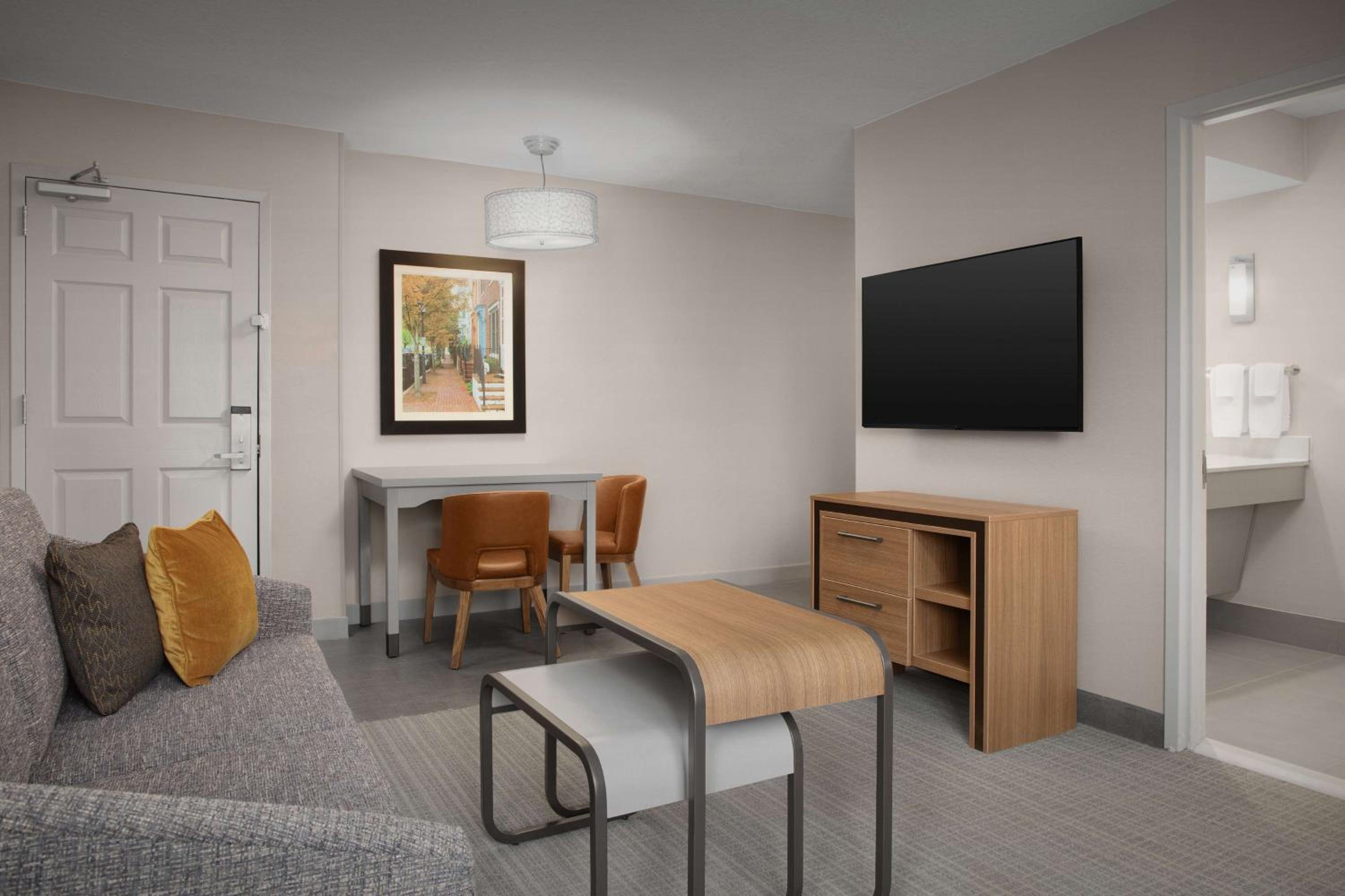 One-Bedroom Suite with Roll In Shower - Hearing Accessible/Non-Smoking - Photo 4