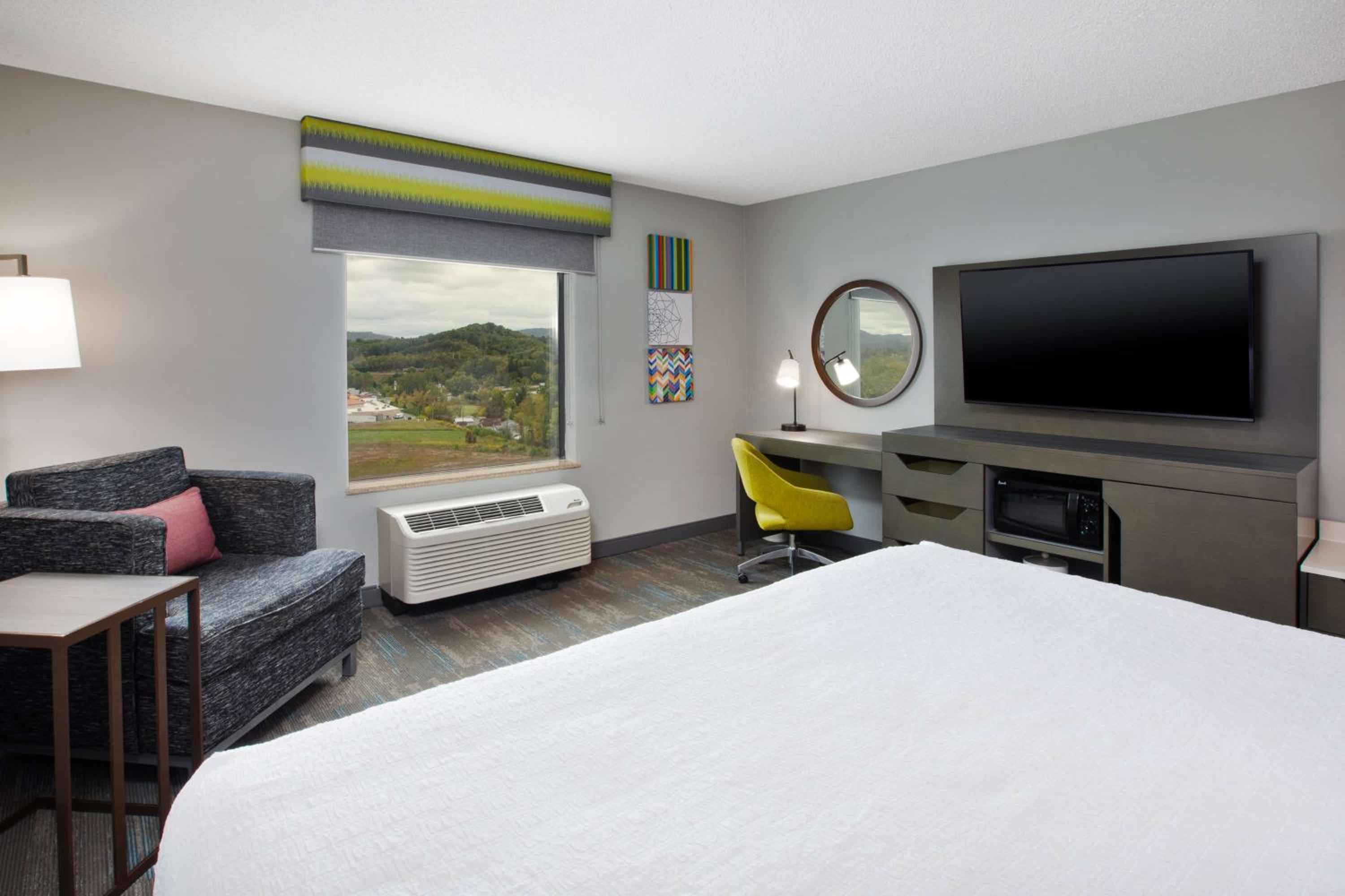 King Room with Mountain View - Non-Smoking - Photo 1