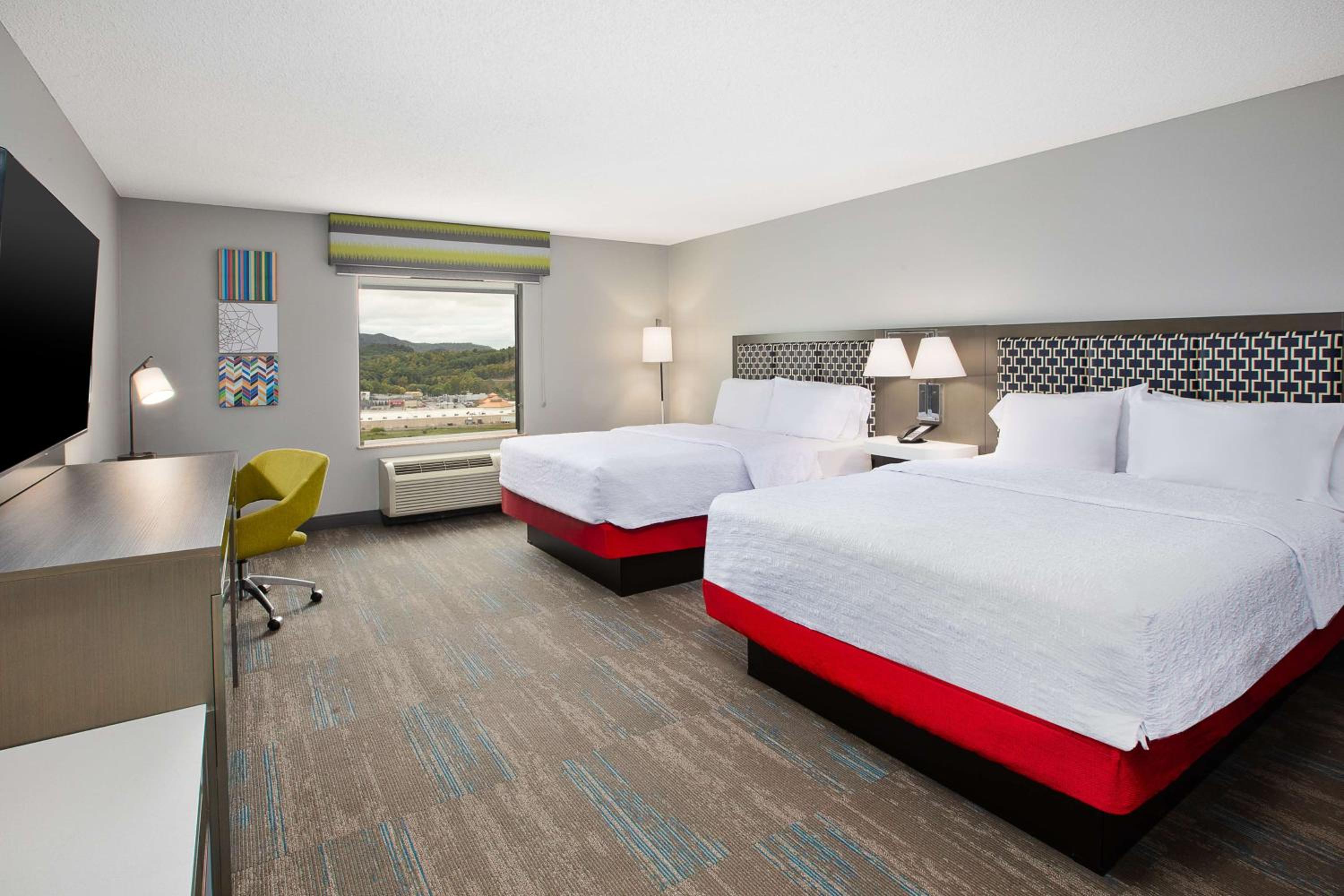 Double Room with Two Double Beds and Mountain View - Non-Smoking - Photo 1
