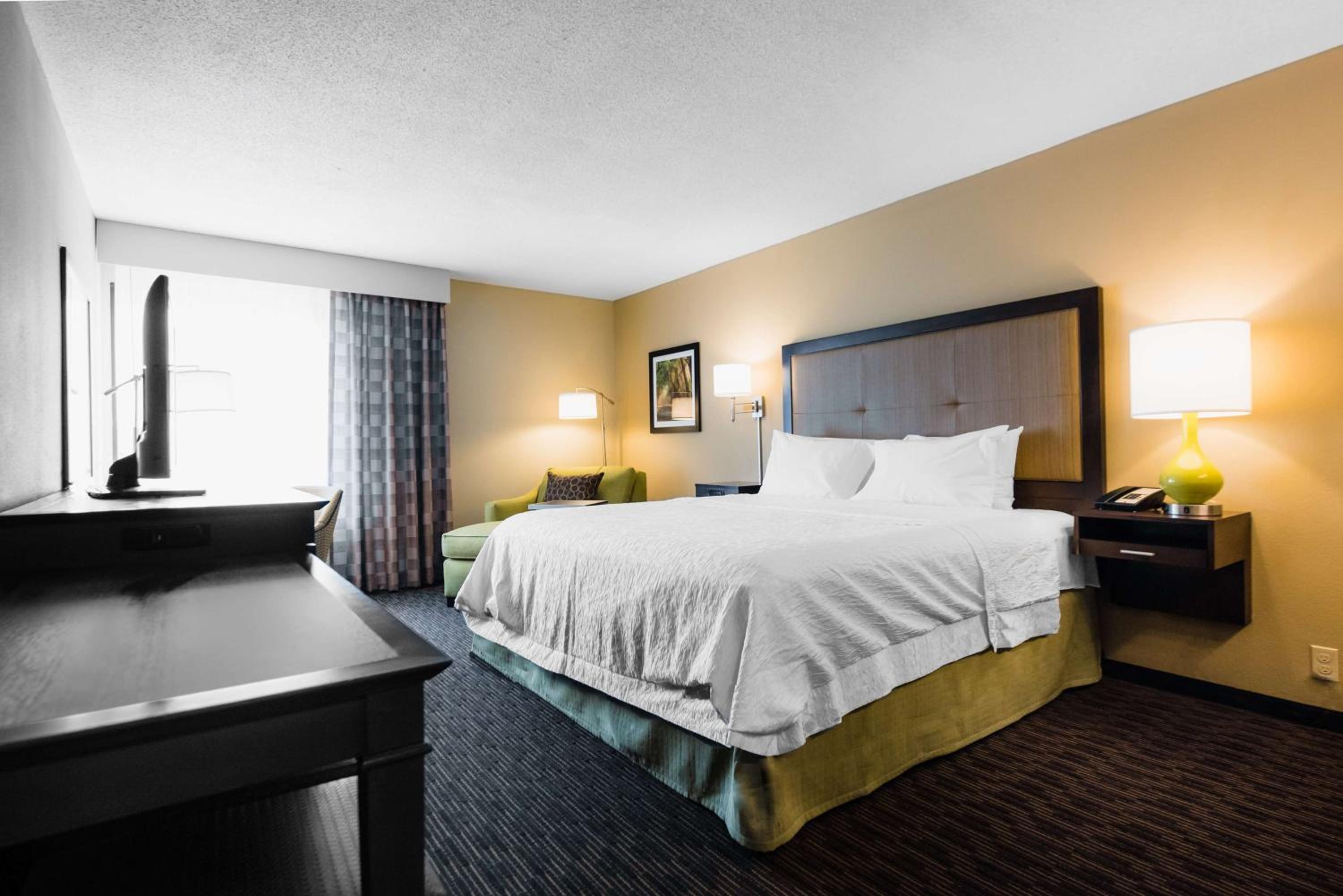 Deluxe King Room - Non-Smoking - Photo 3