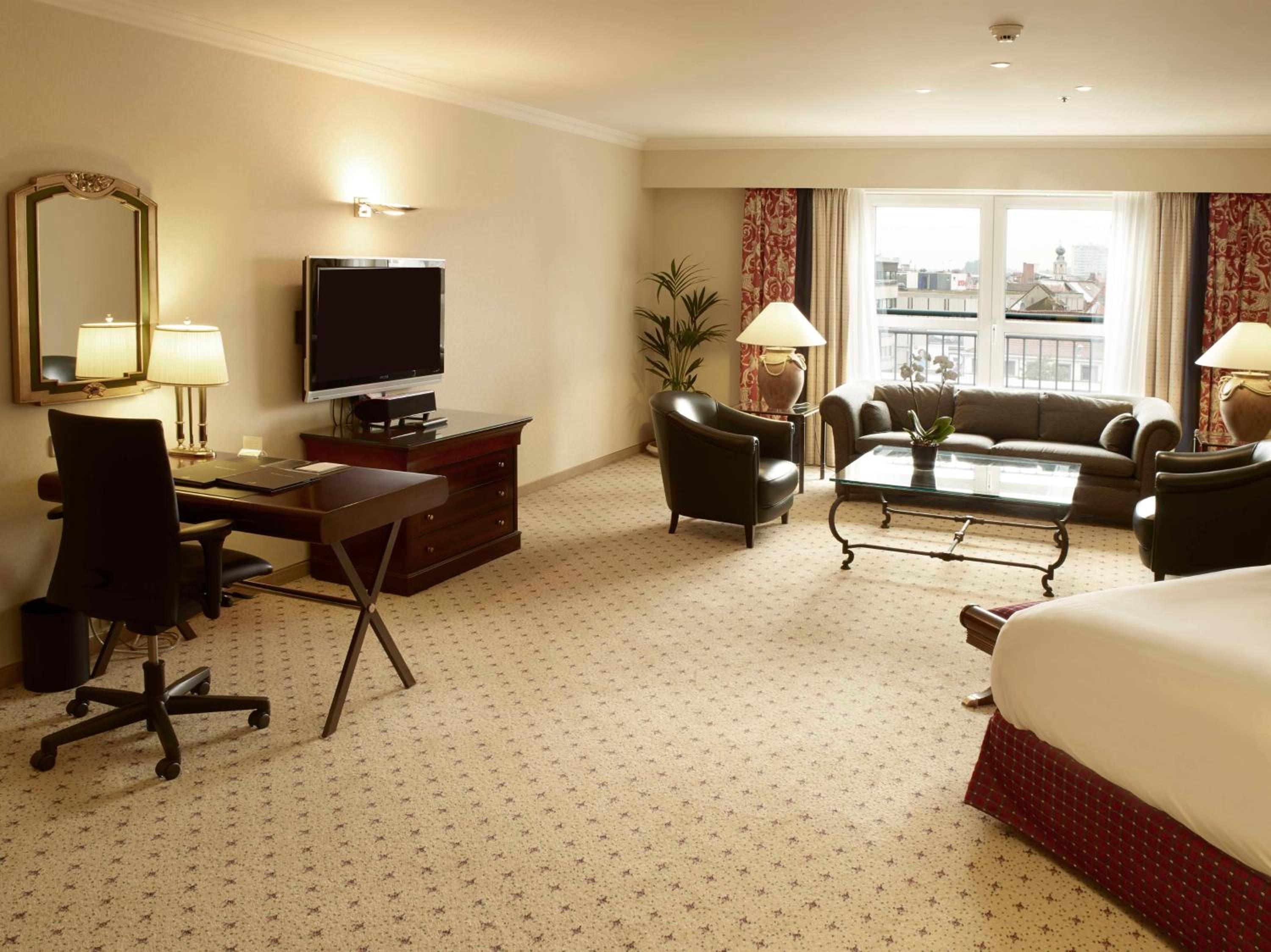 Ambassador King Suite thumbnail 5