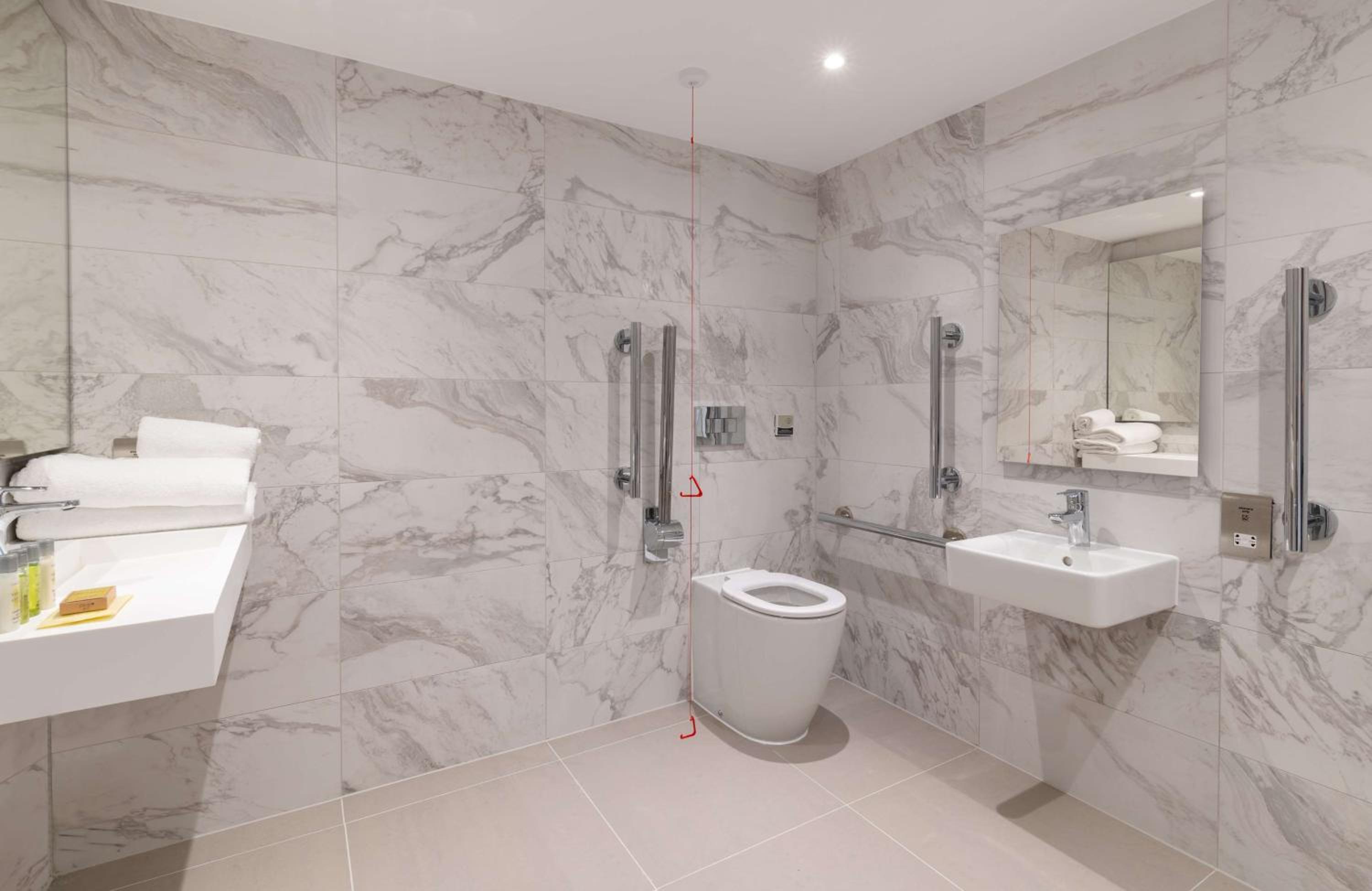 Queen Room - Mobility Access - Photo 5
