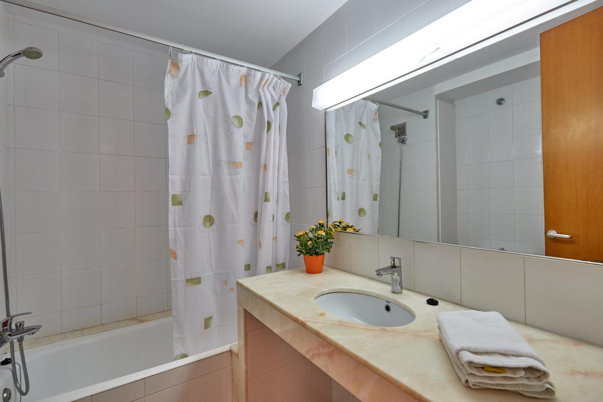Two-Bedroom Apartment (4 Adults) - Photo 5