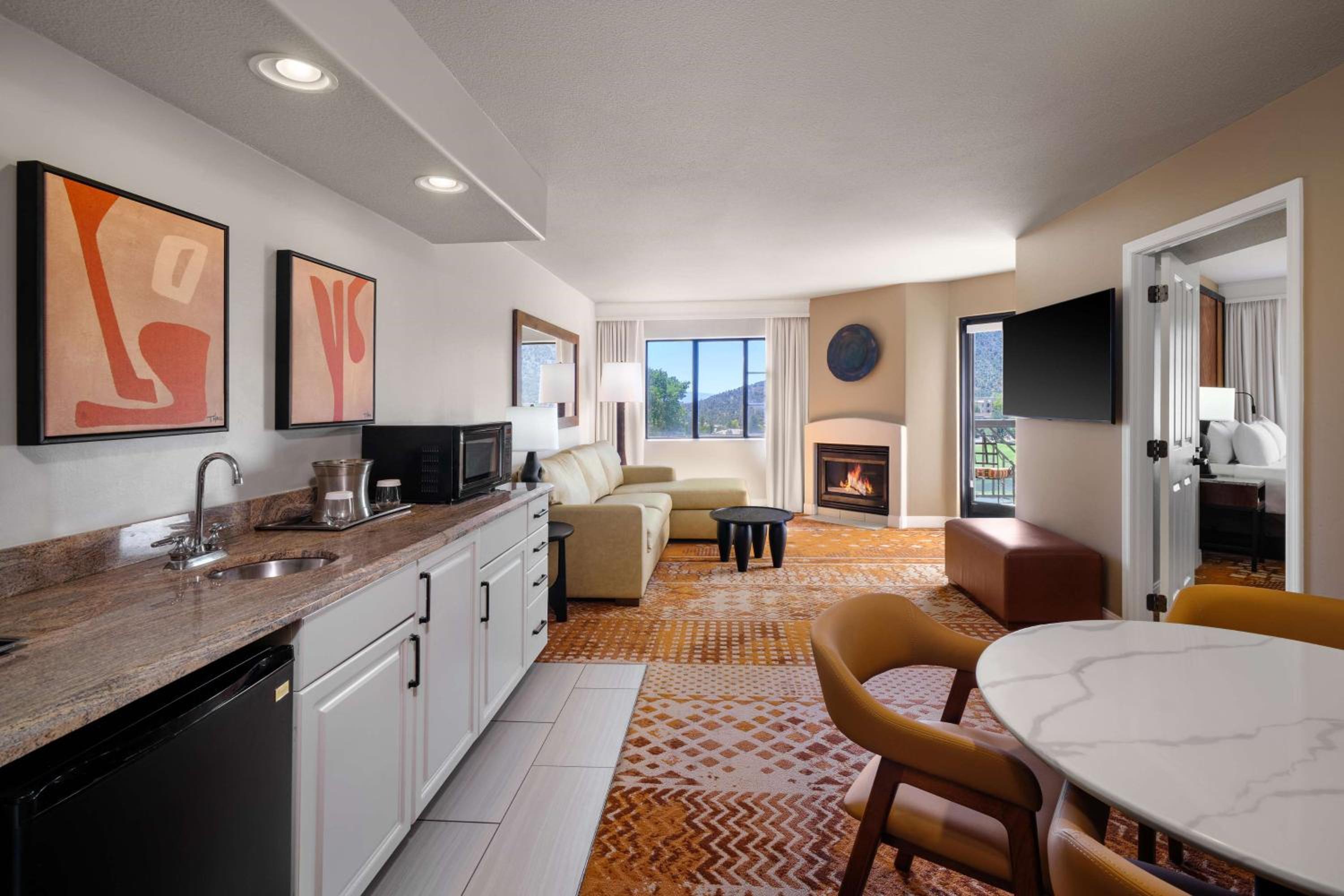 King Whirlpool Suite with Balcony- Mountain View photo 2