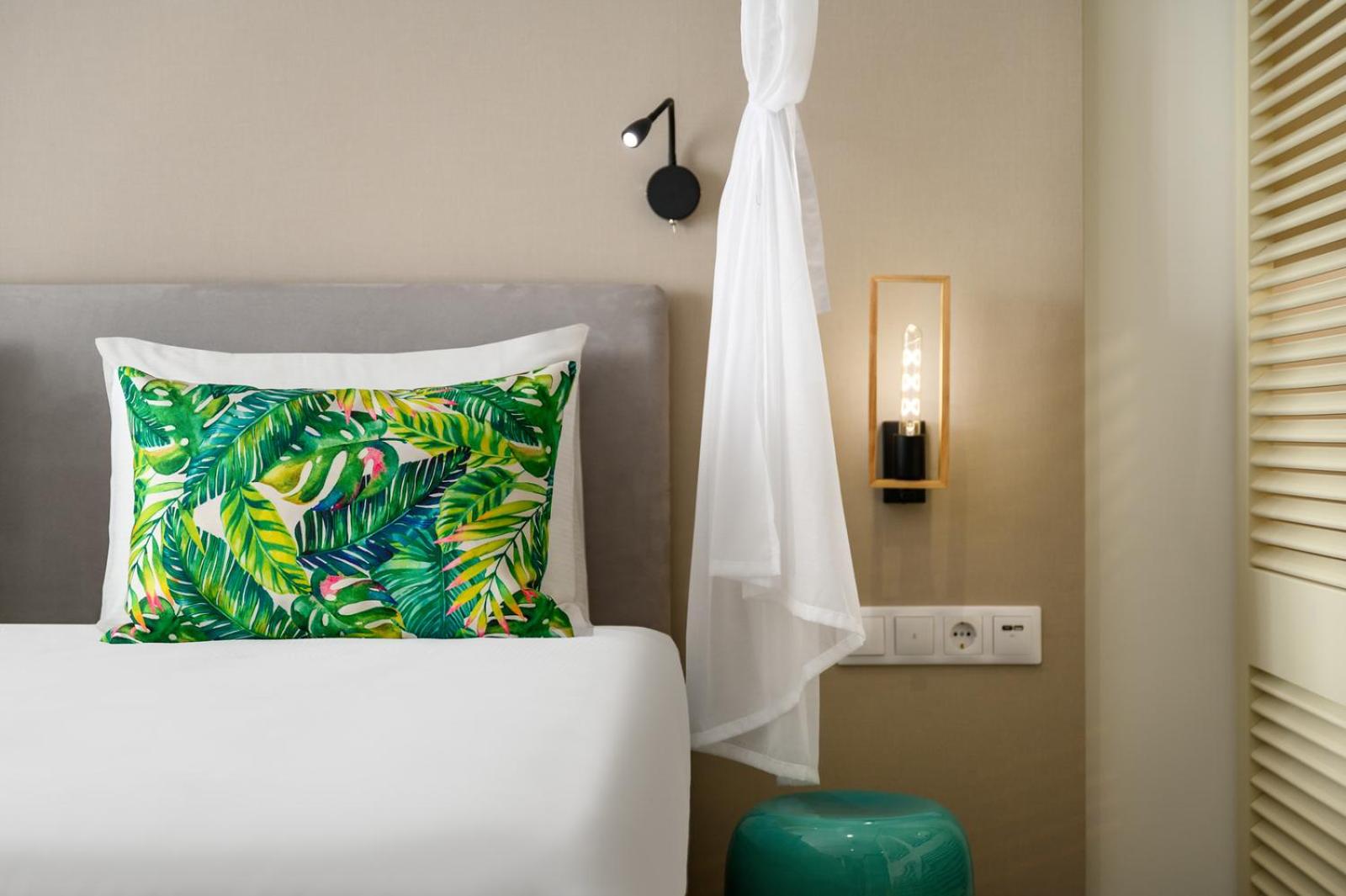 Standard King Room - Photo 9