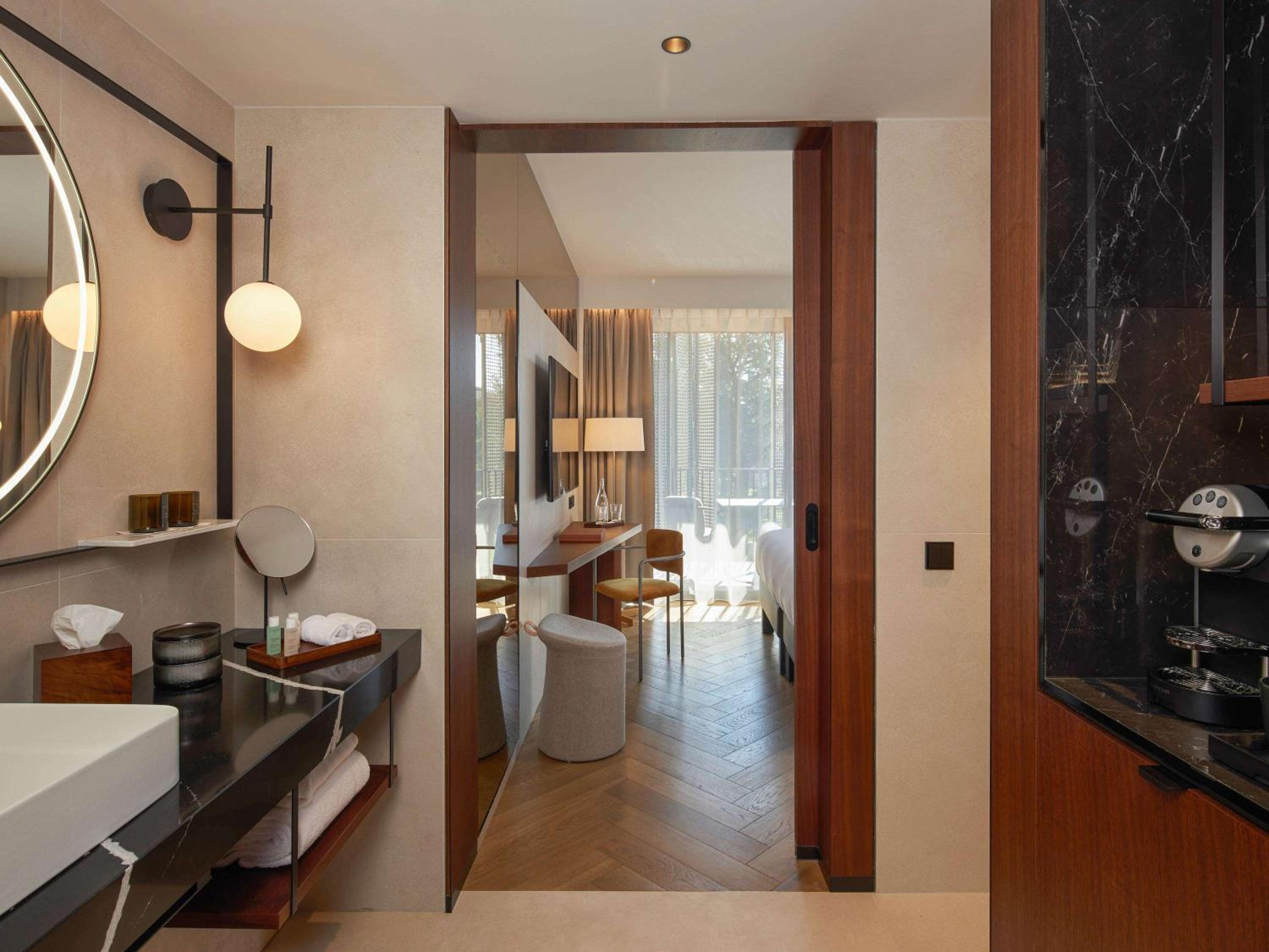 Deluxe King Room with Balcony - Photo 6