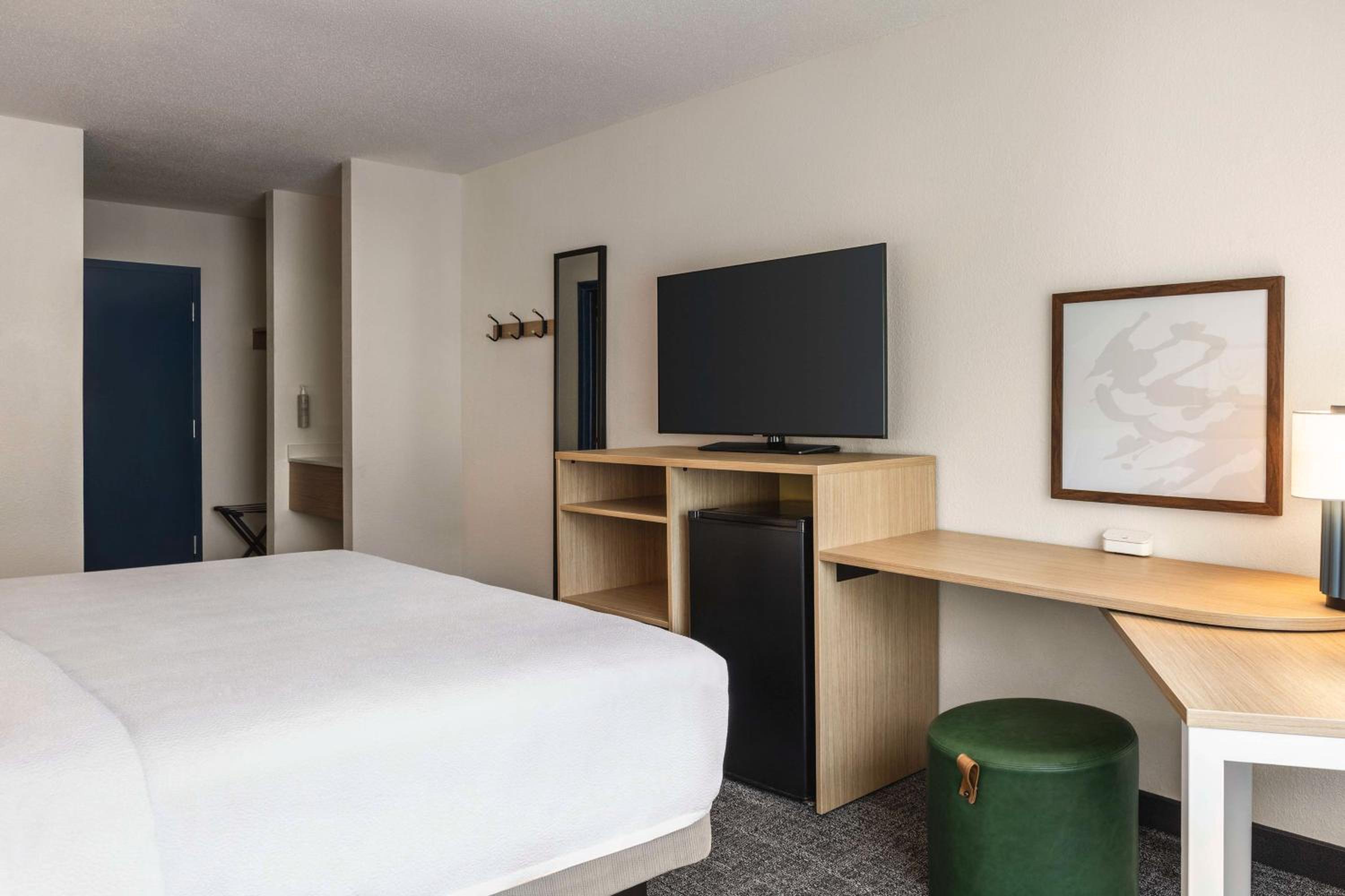 King Room with King Bed - Non-Smoking photo 1