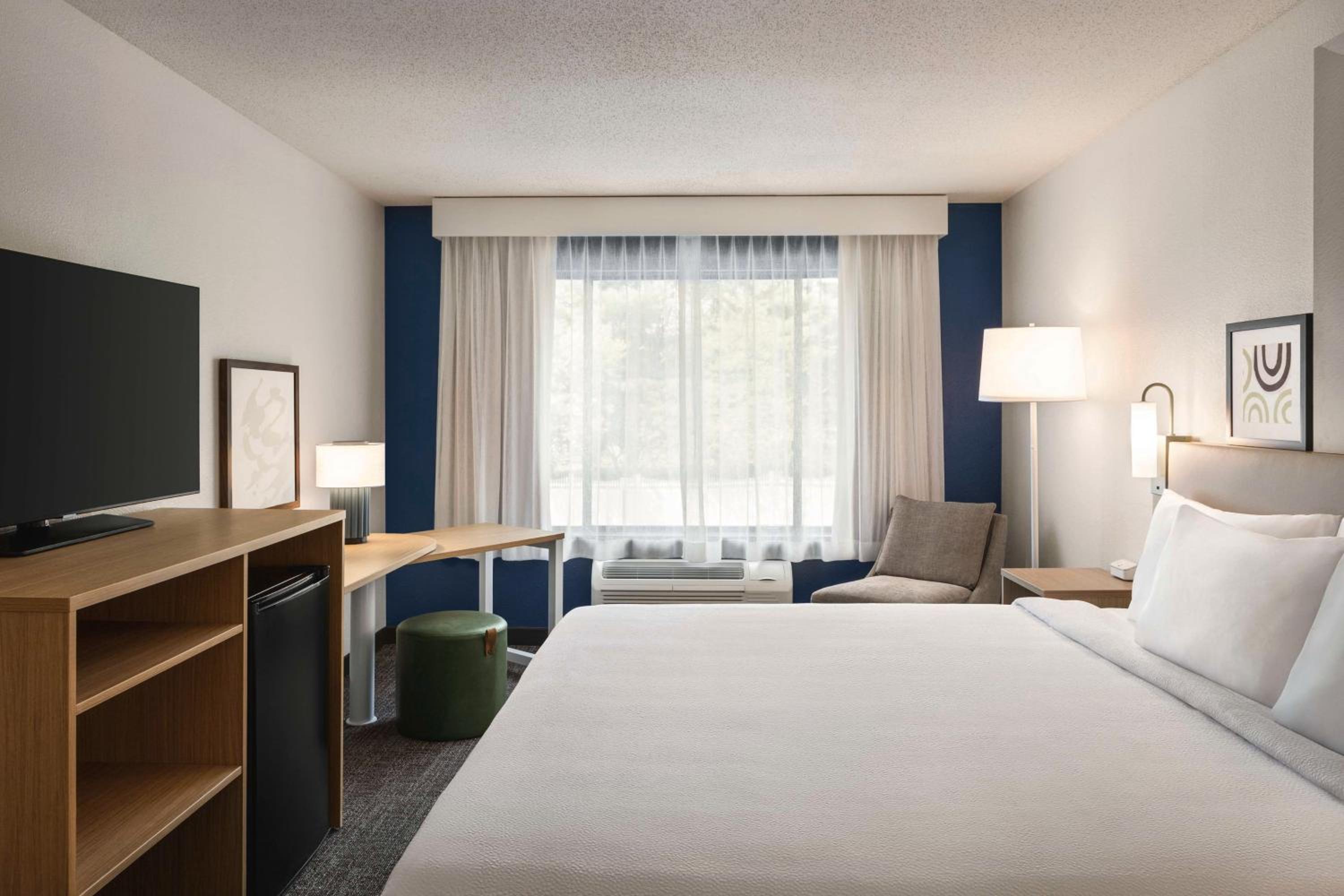 King Room with King Bed - Non-Smoking photo 2