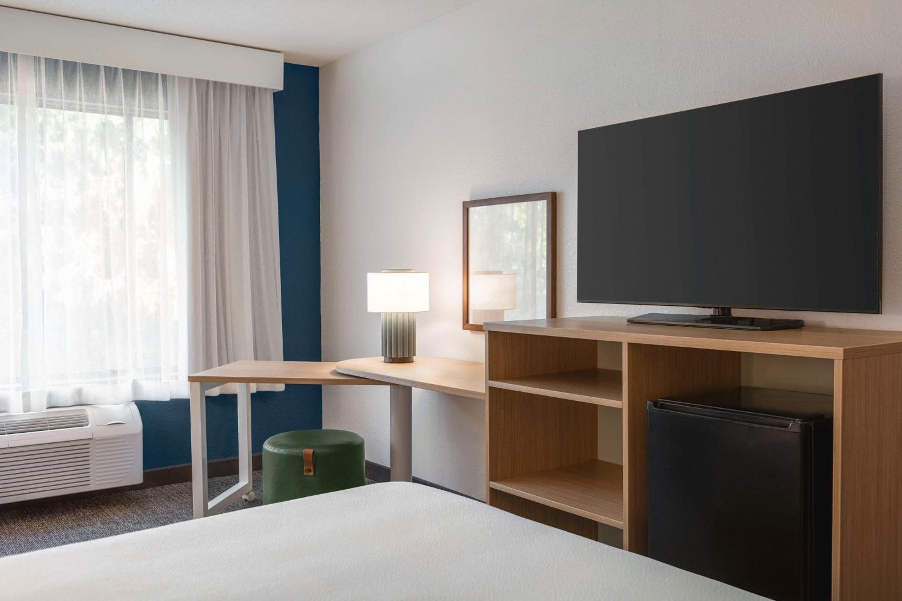 King Room with Sofa Bed - Non-Smoking - Photo 7