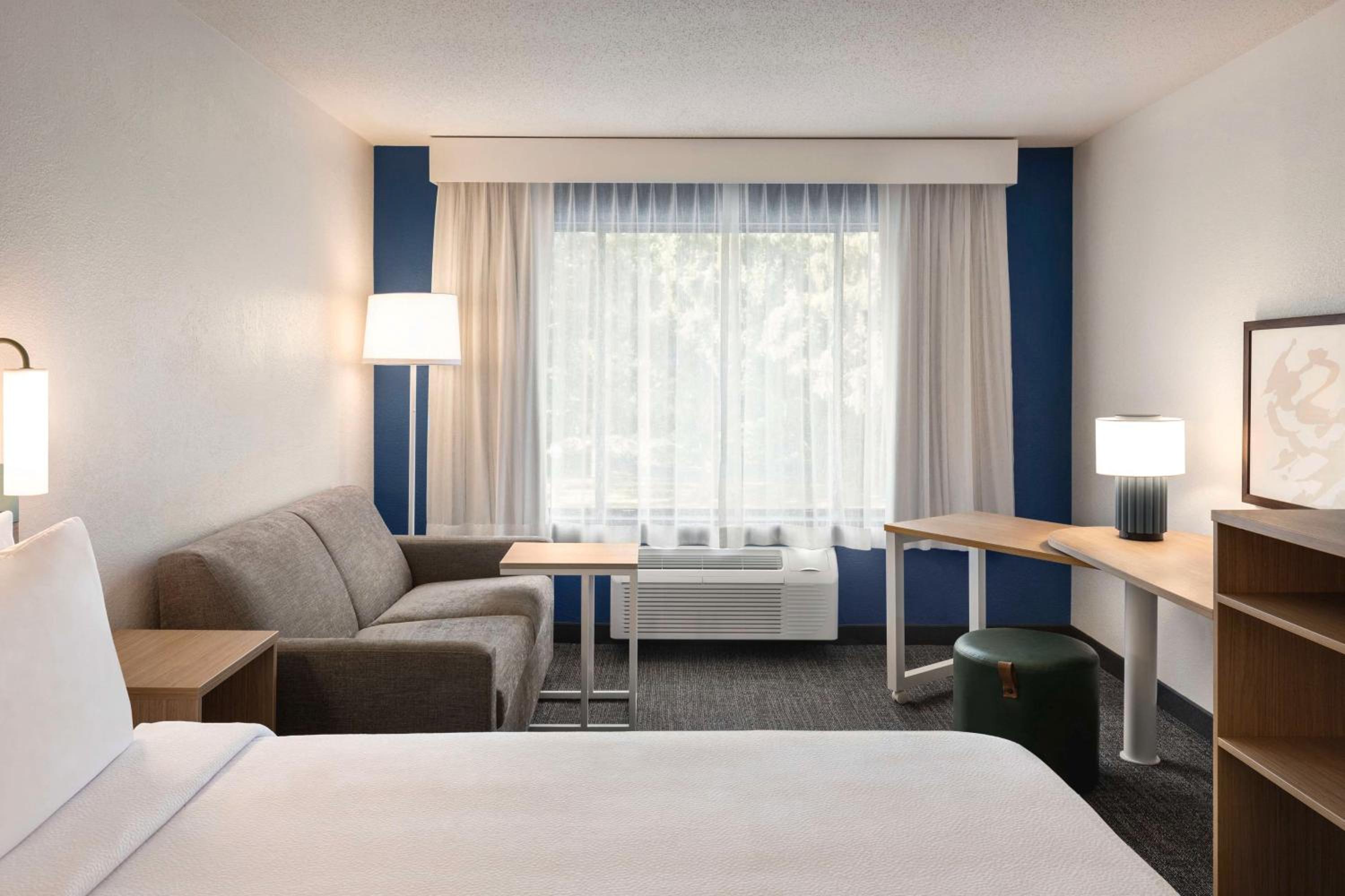 King Room with Sofa Bed - Non-Smoking - Photo 6
