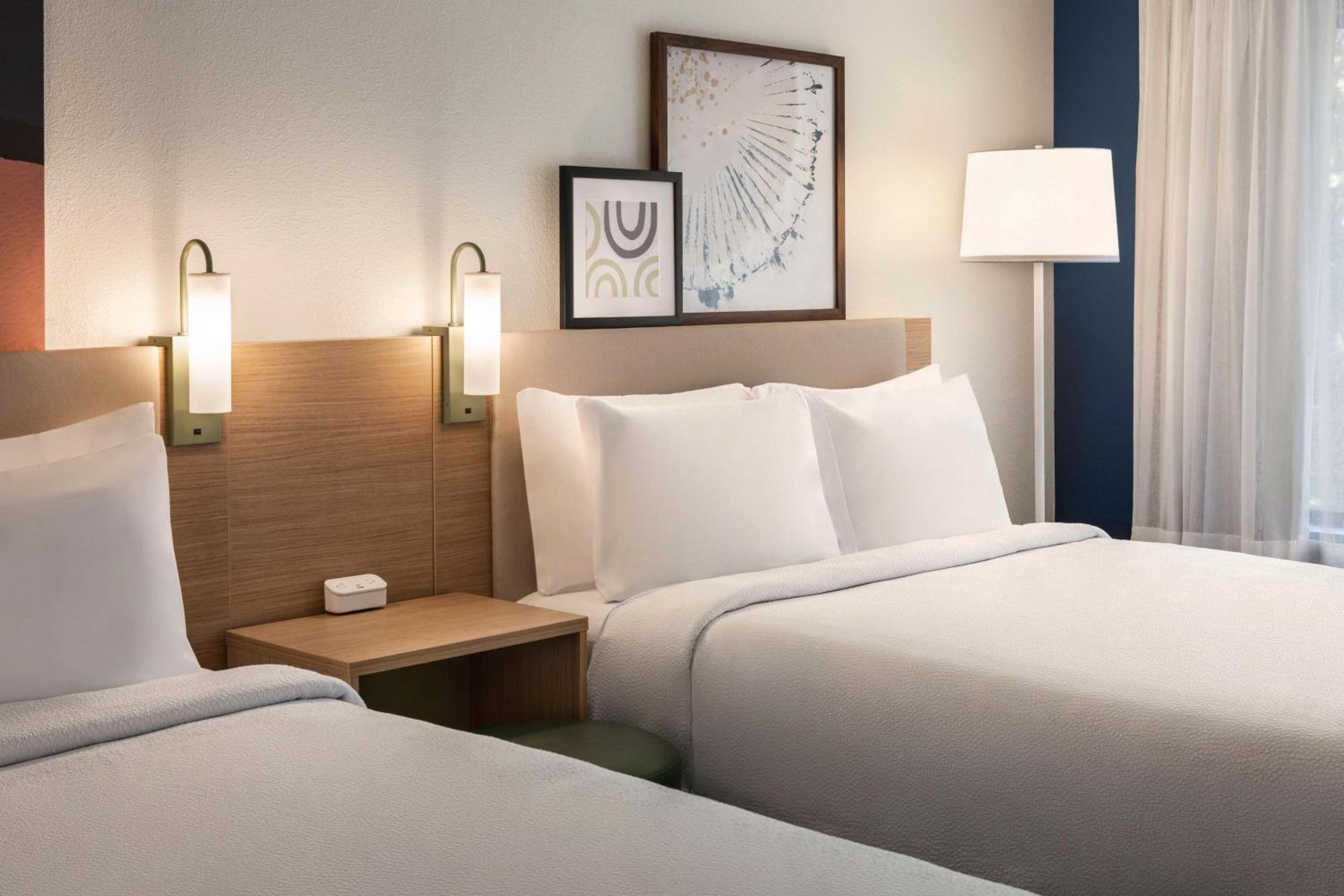 Room with Two Queen Beds - Non-Smoking - Photo 1