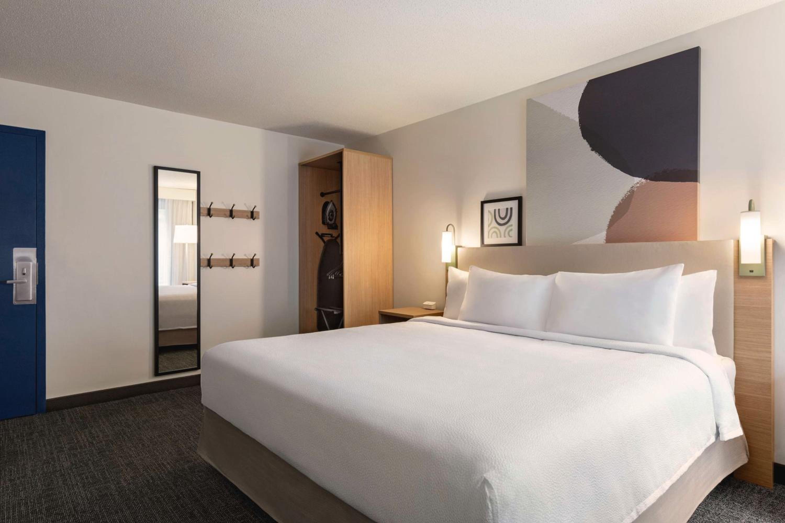 King Room with Roll-In Shower - Mobility Access - Photo 1