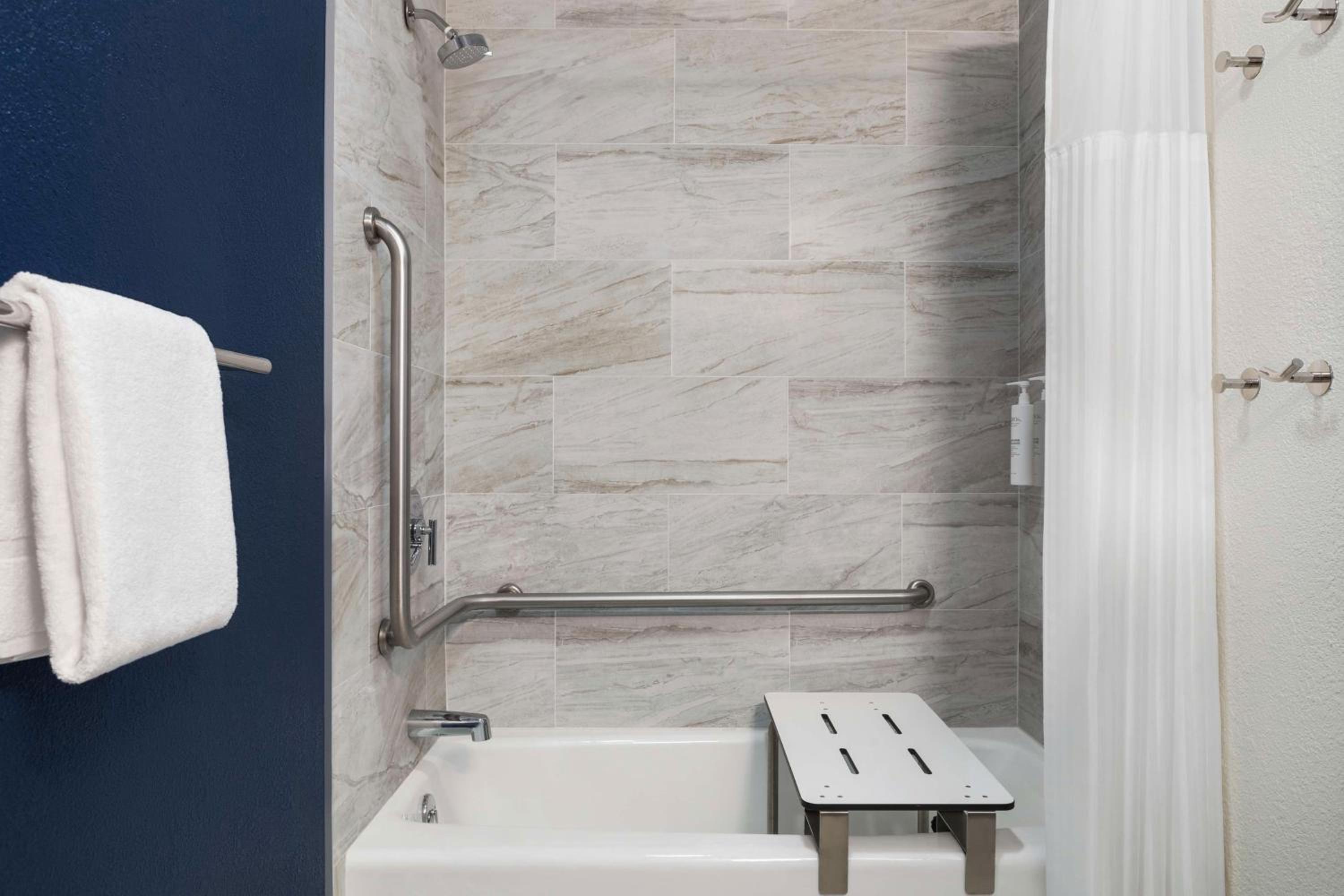 Queen Room with Bath Tub - Mobility Accessible - Photo 6